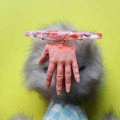 「手」ブローチ