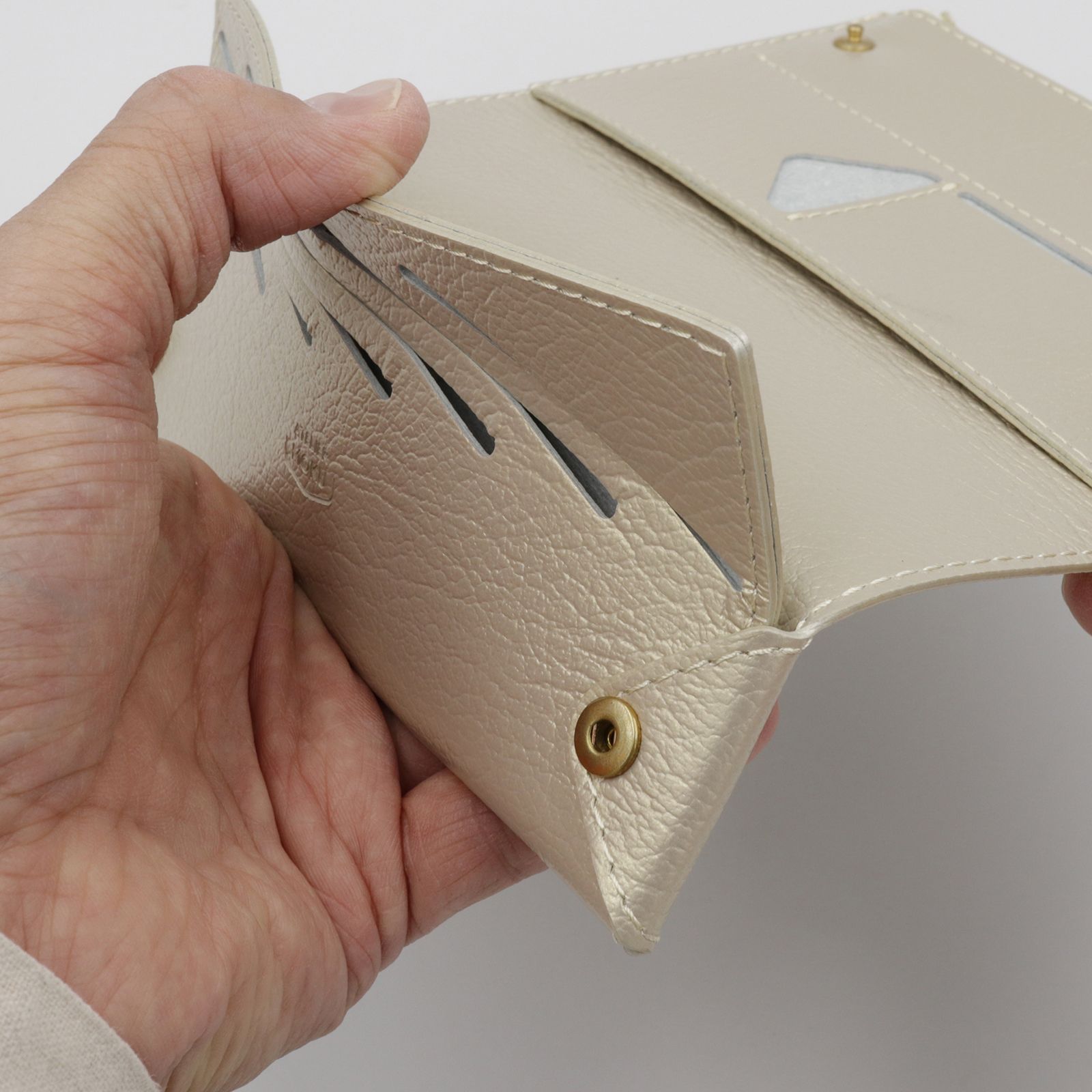 「小さく薄い長財布UNO ver.2 Plus Metallic Shrink」champagne gold