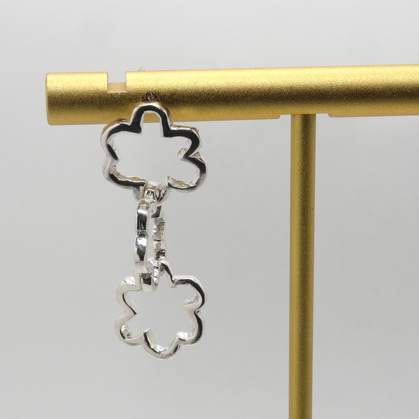 「Flower Chain Stud Earrings」ピアス