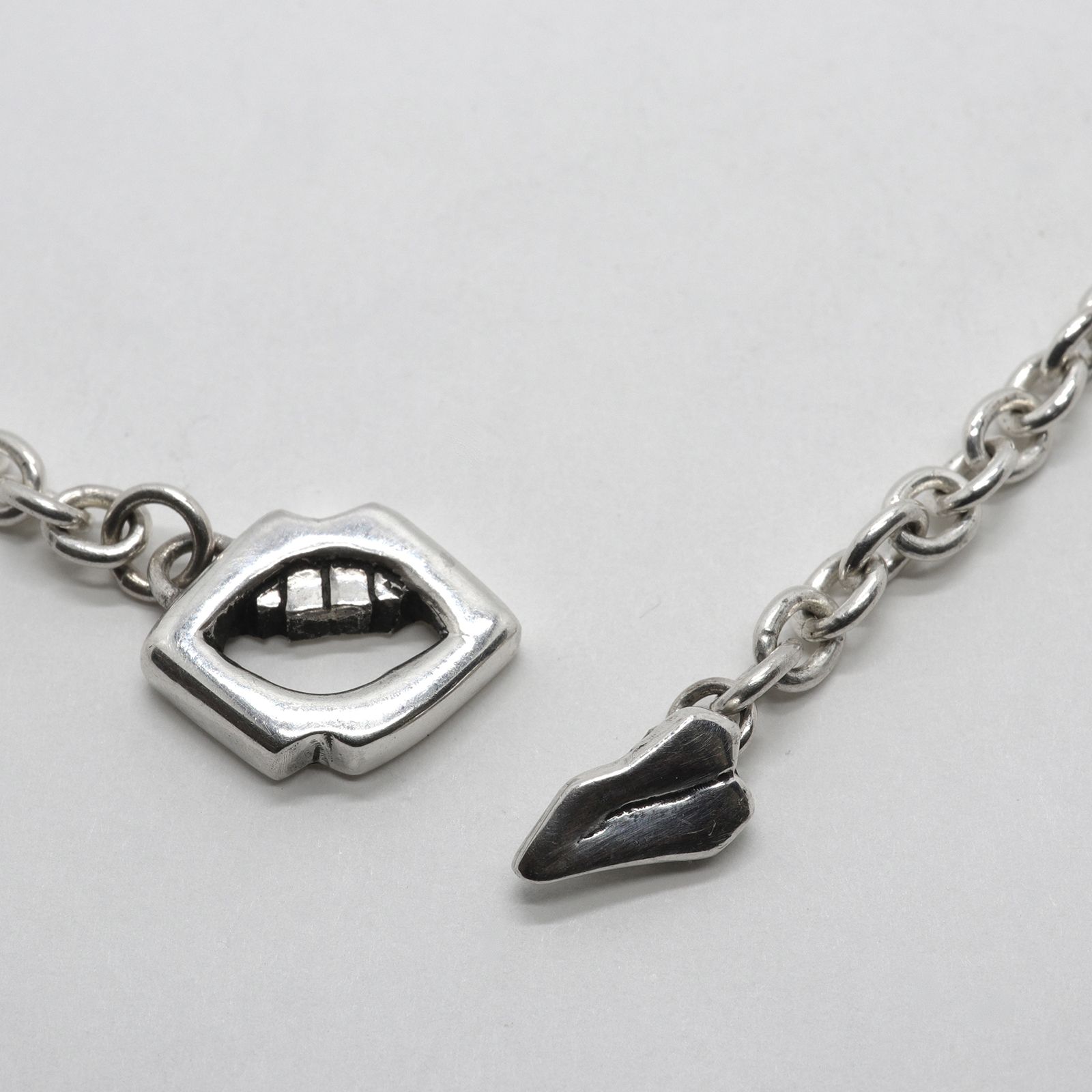 「Mini Tongue Toggle Necklace」ネックレス