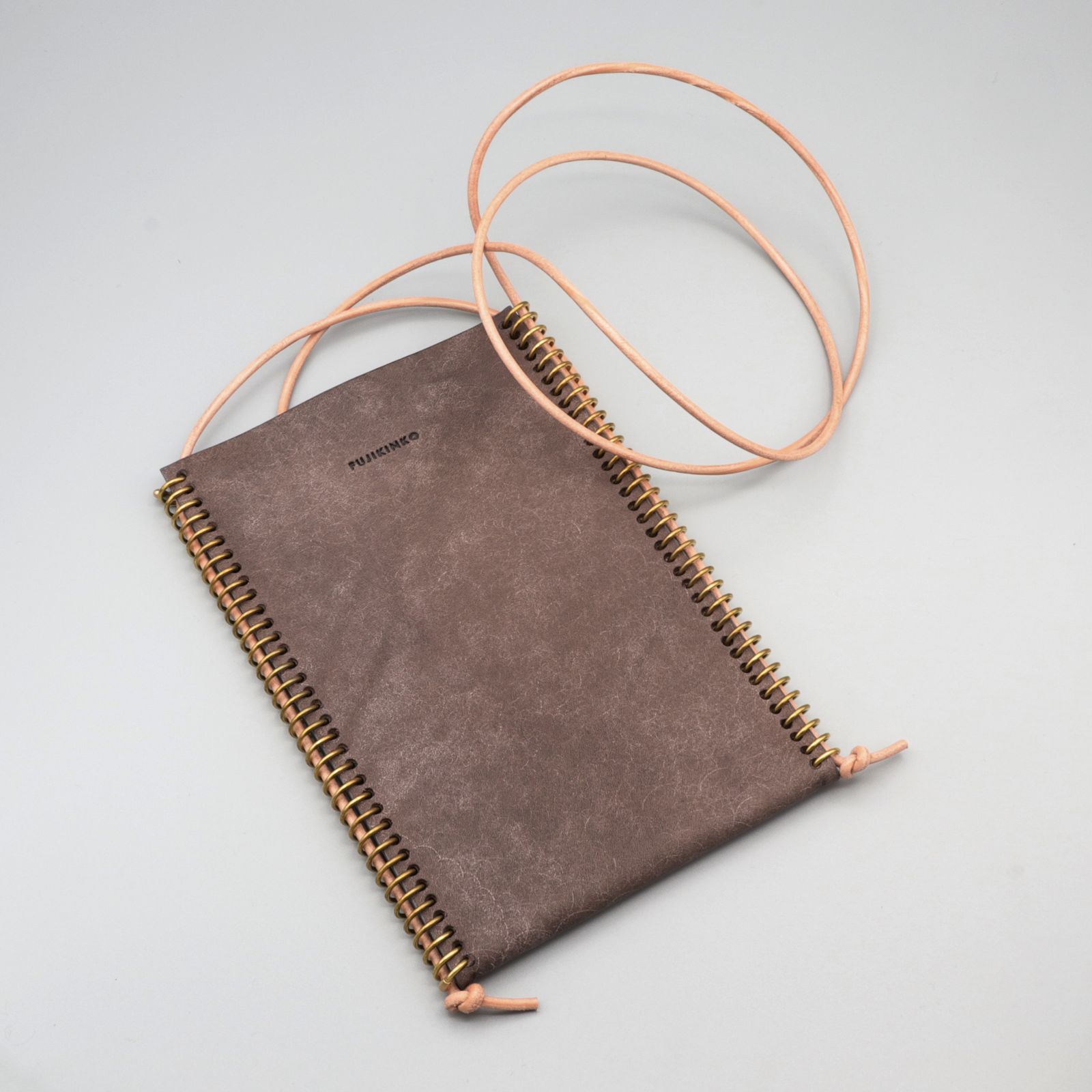 「TWIST 70 PHONE/CARD CASE」スマホショルダー ナチュラル×グレージュ