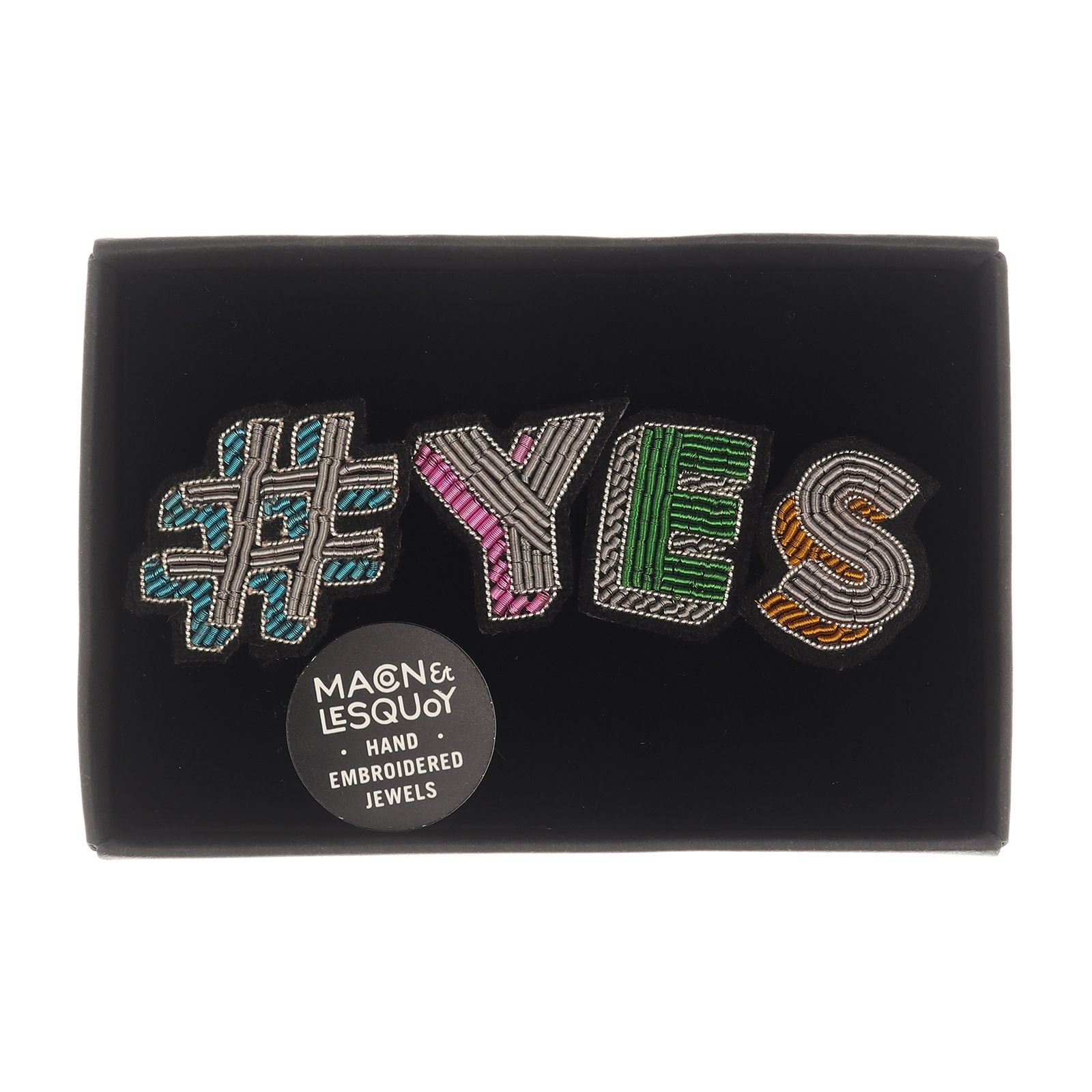 「Yes#」ブローチ