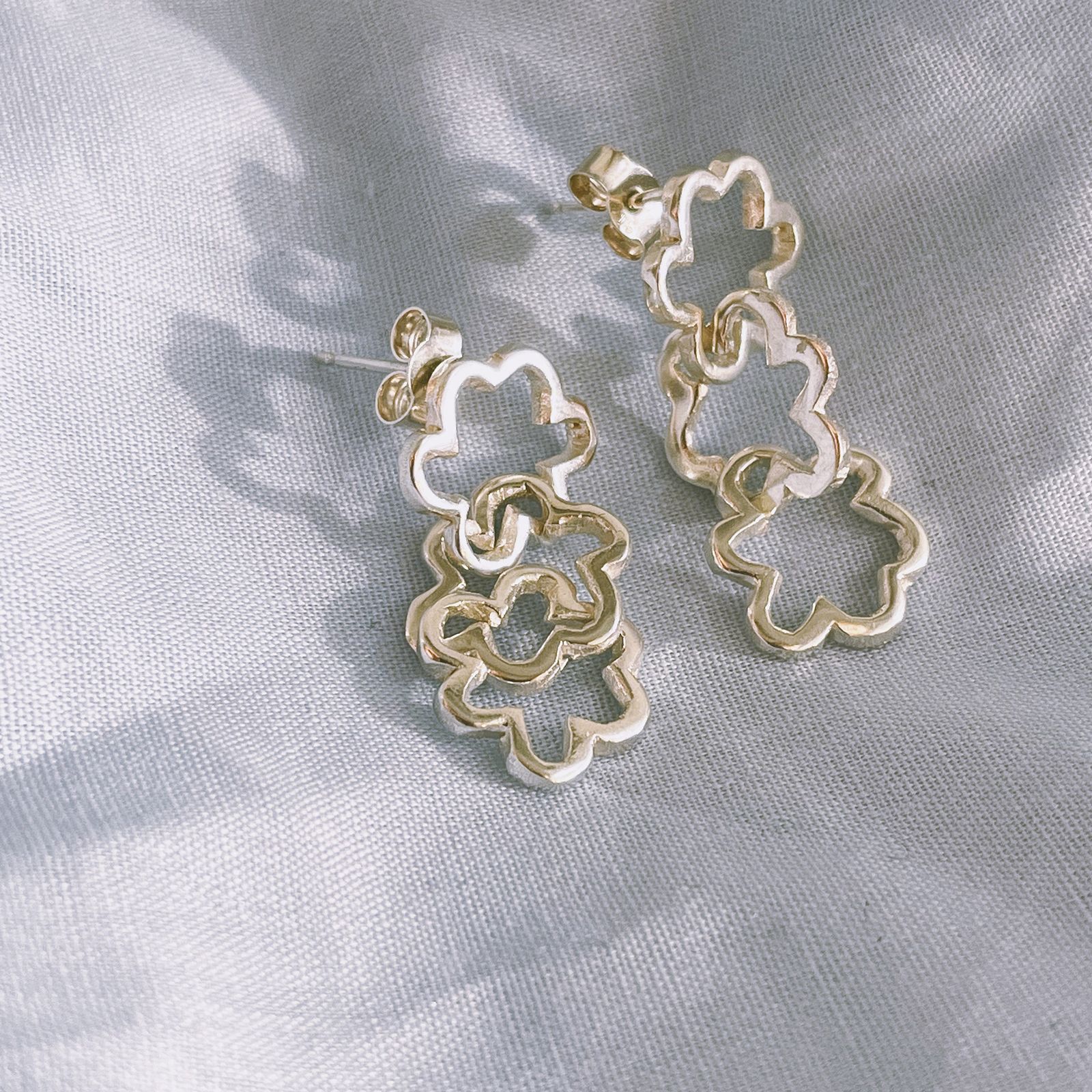 「Flower Chain Stud Earrings」ピアス