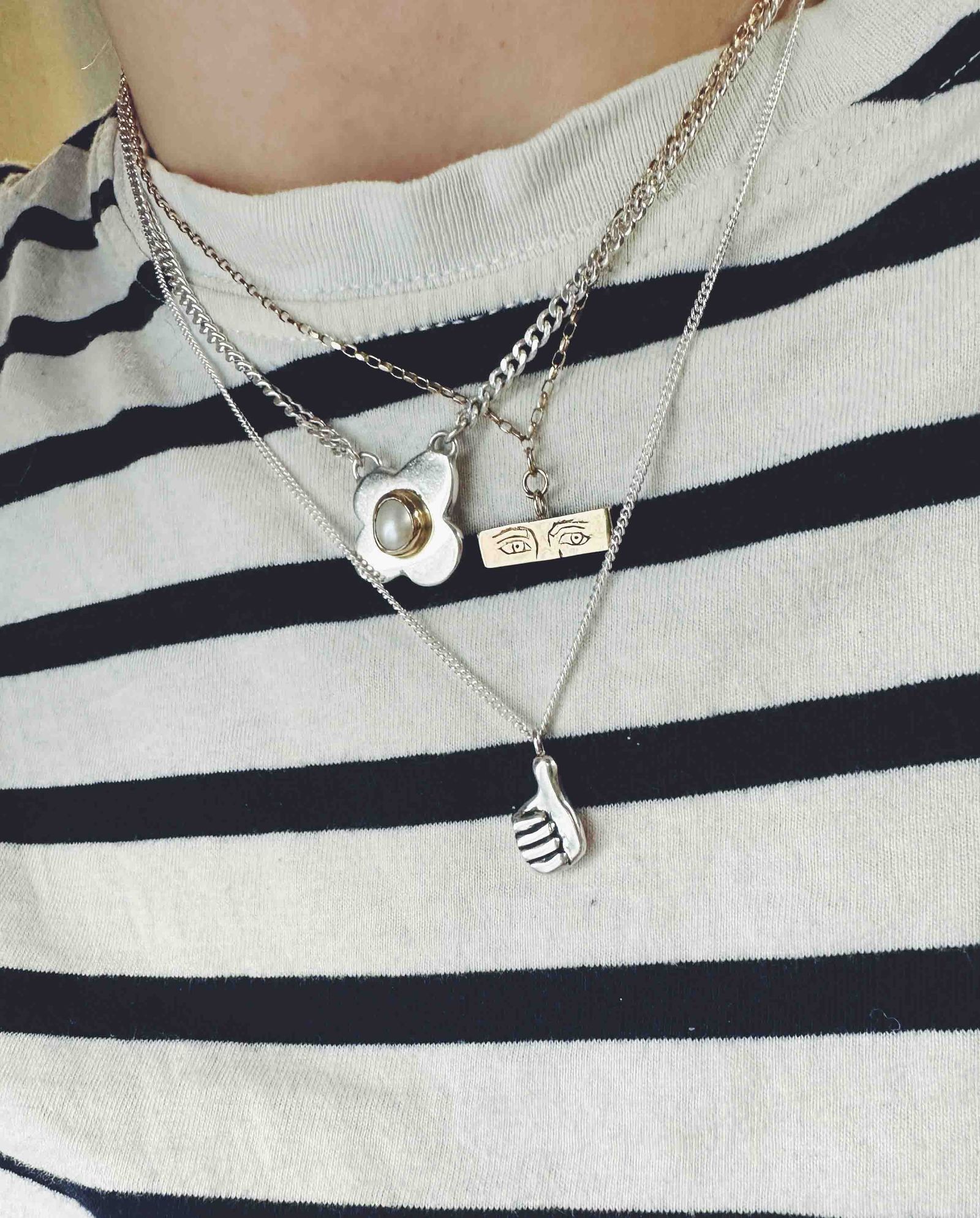 「Thumbs Up Necklace」ネックレス