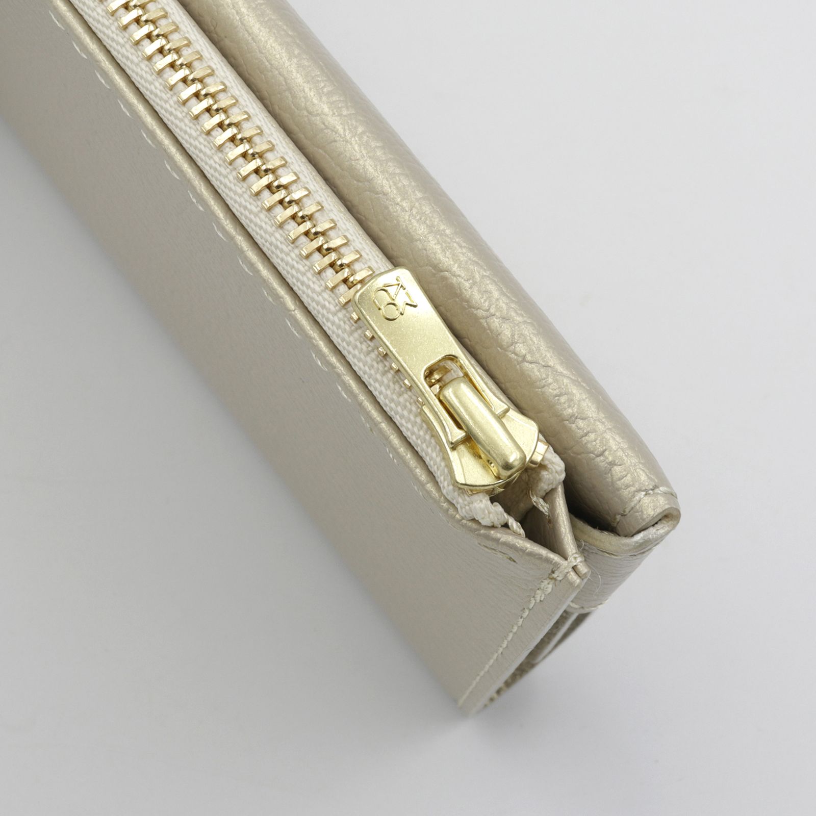 「小さく薄い長財布UNO ver.2 Plus Metallic Shrink」champagne gold