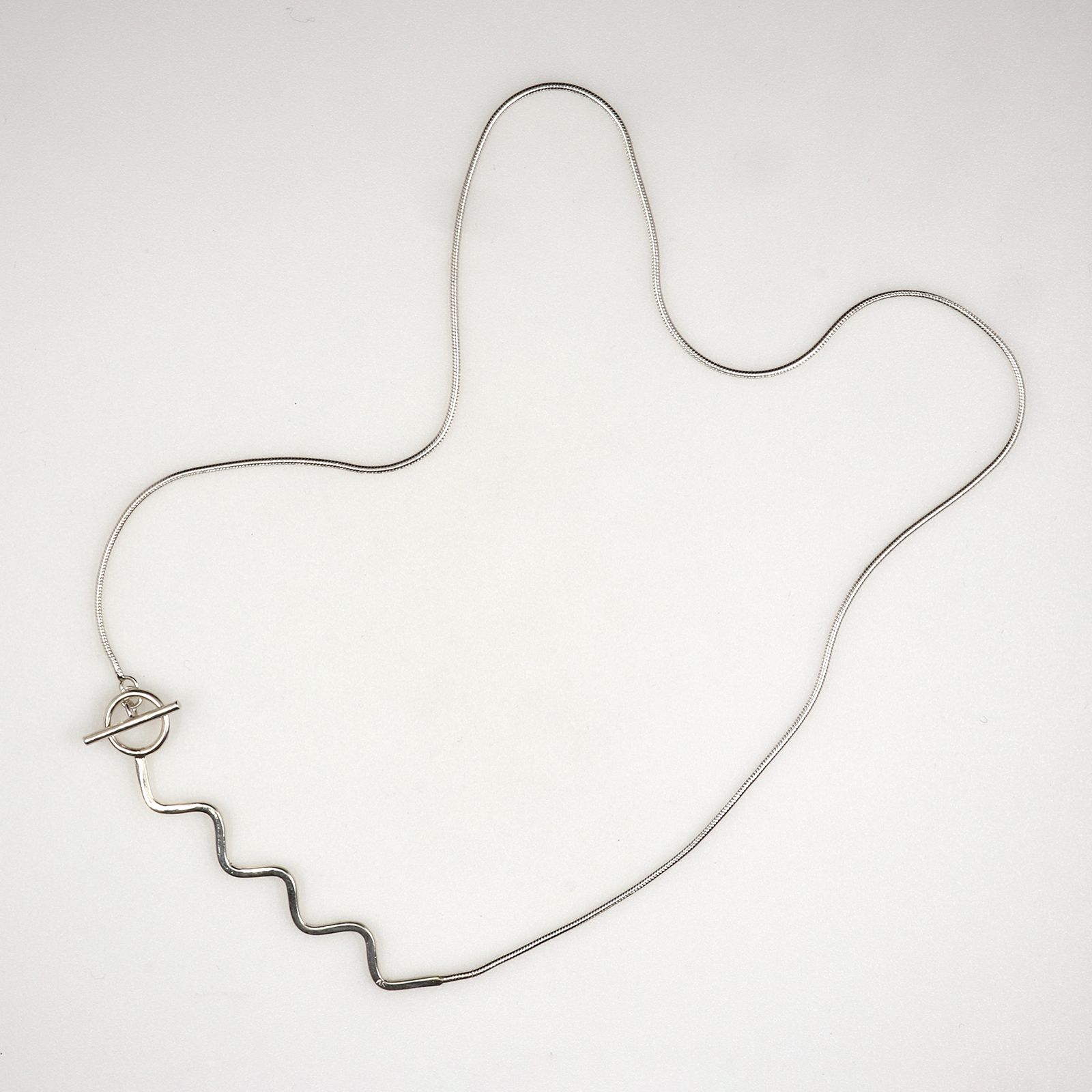 「LINE NECKLACE ZIG SHORT」ネックレス