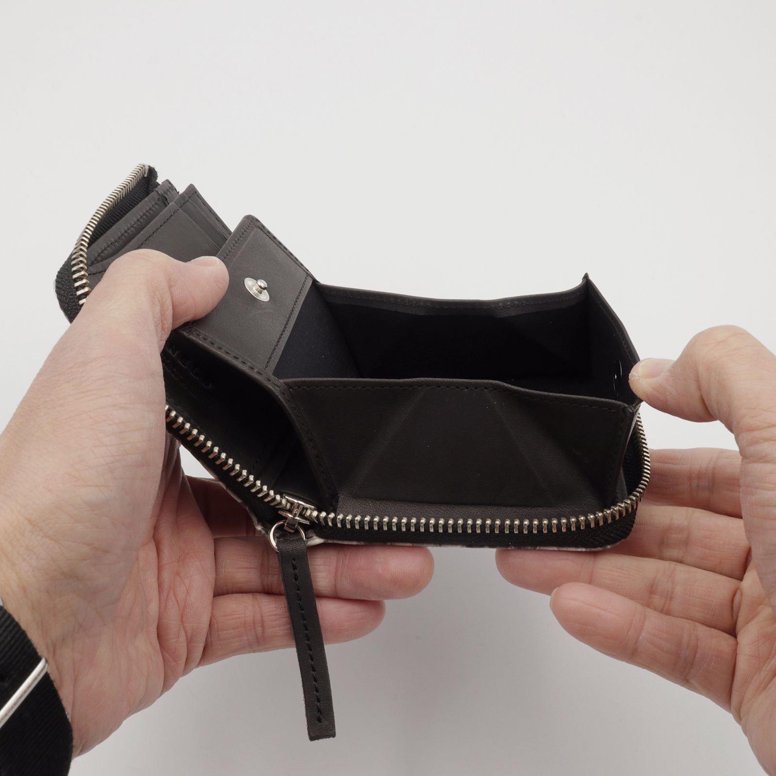 HEBI」Lファスナーコンパクト財布 ベージュ