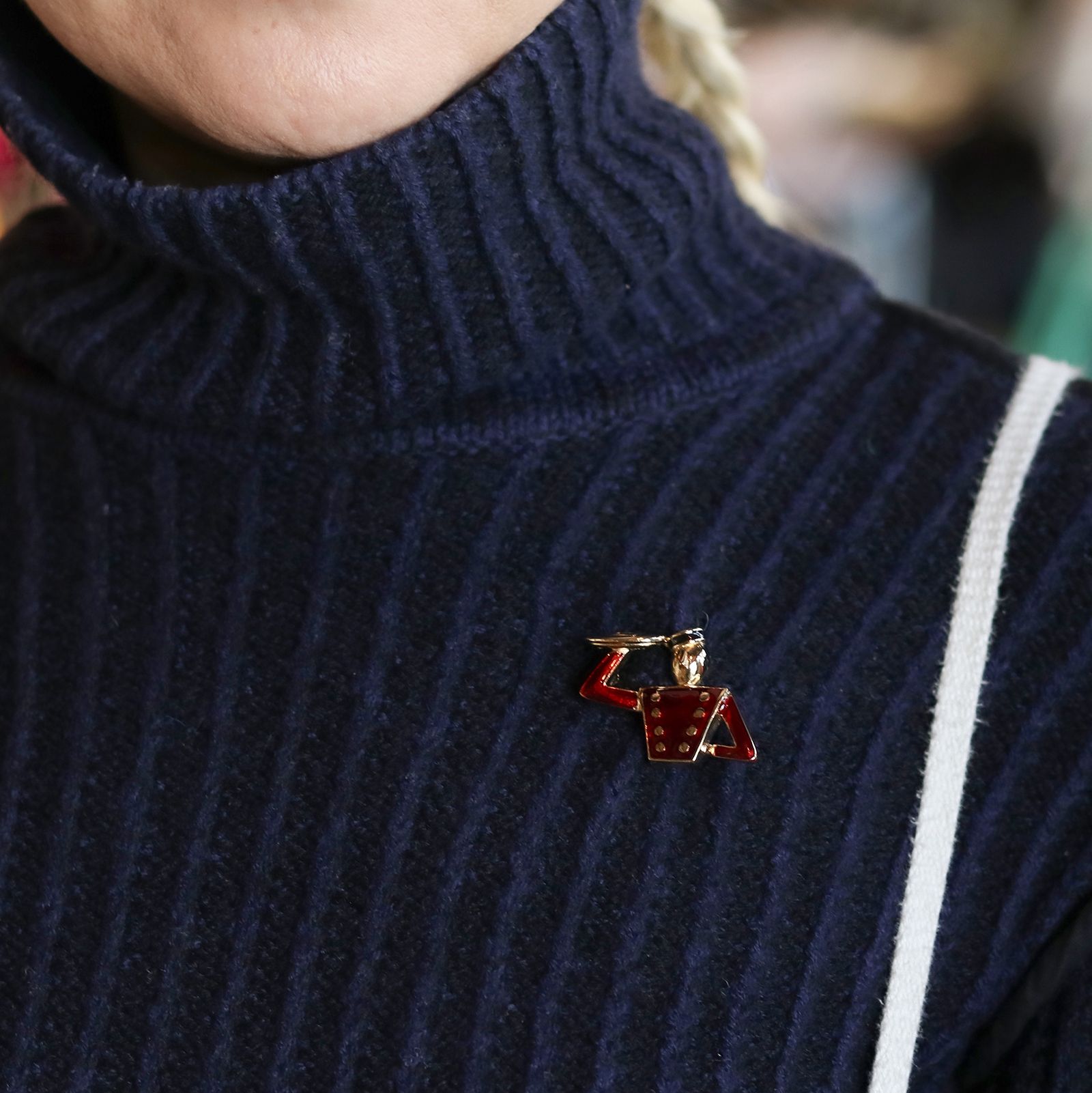 「ギャルソン」ブローチ ヨーロッパ