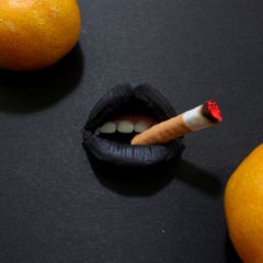 「LIPタバコ」ブローチ ブラック