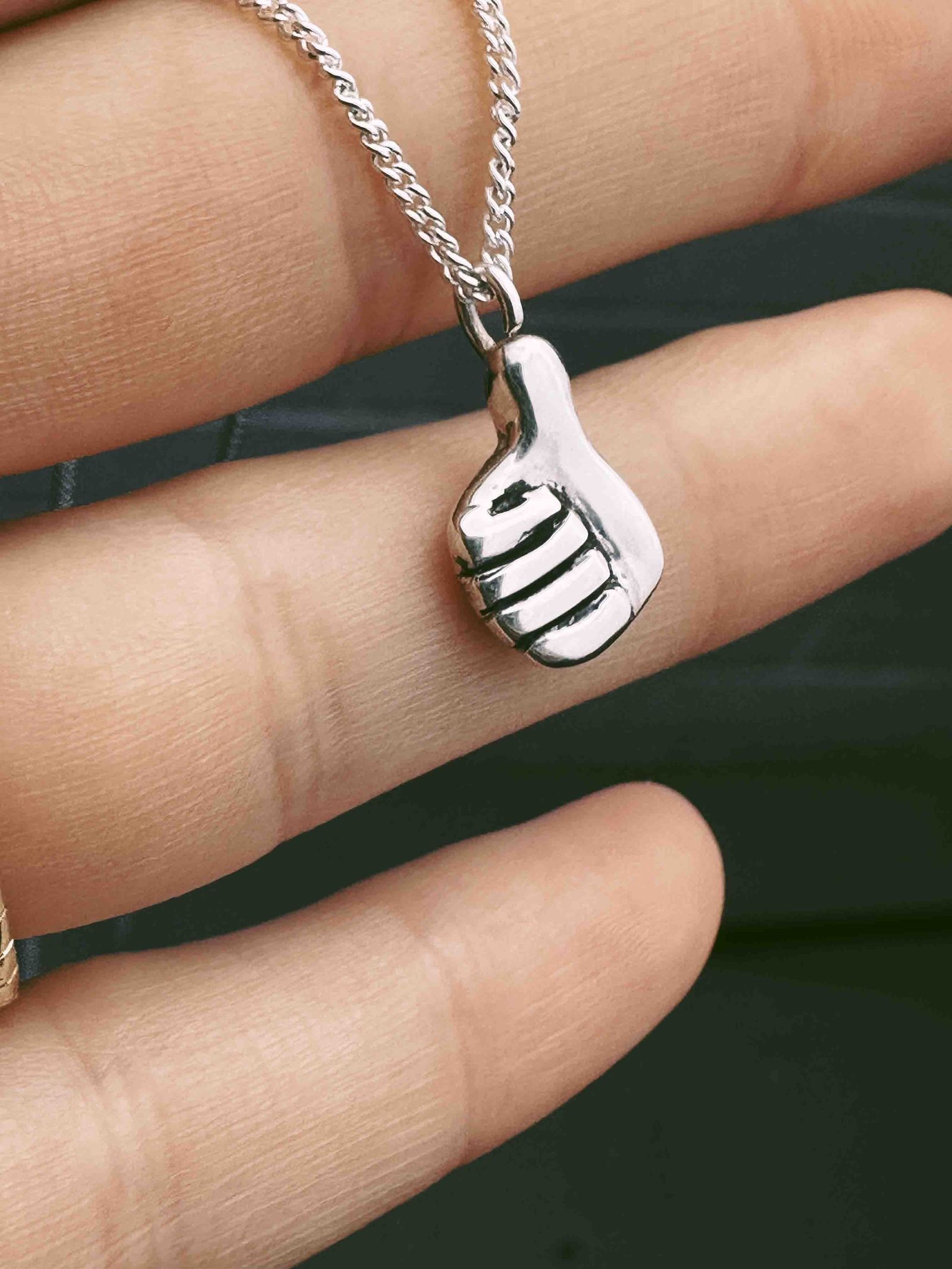 「Thumbs Up Necklace」ネックレス