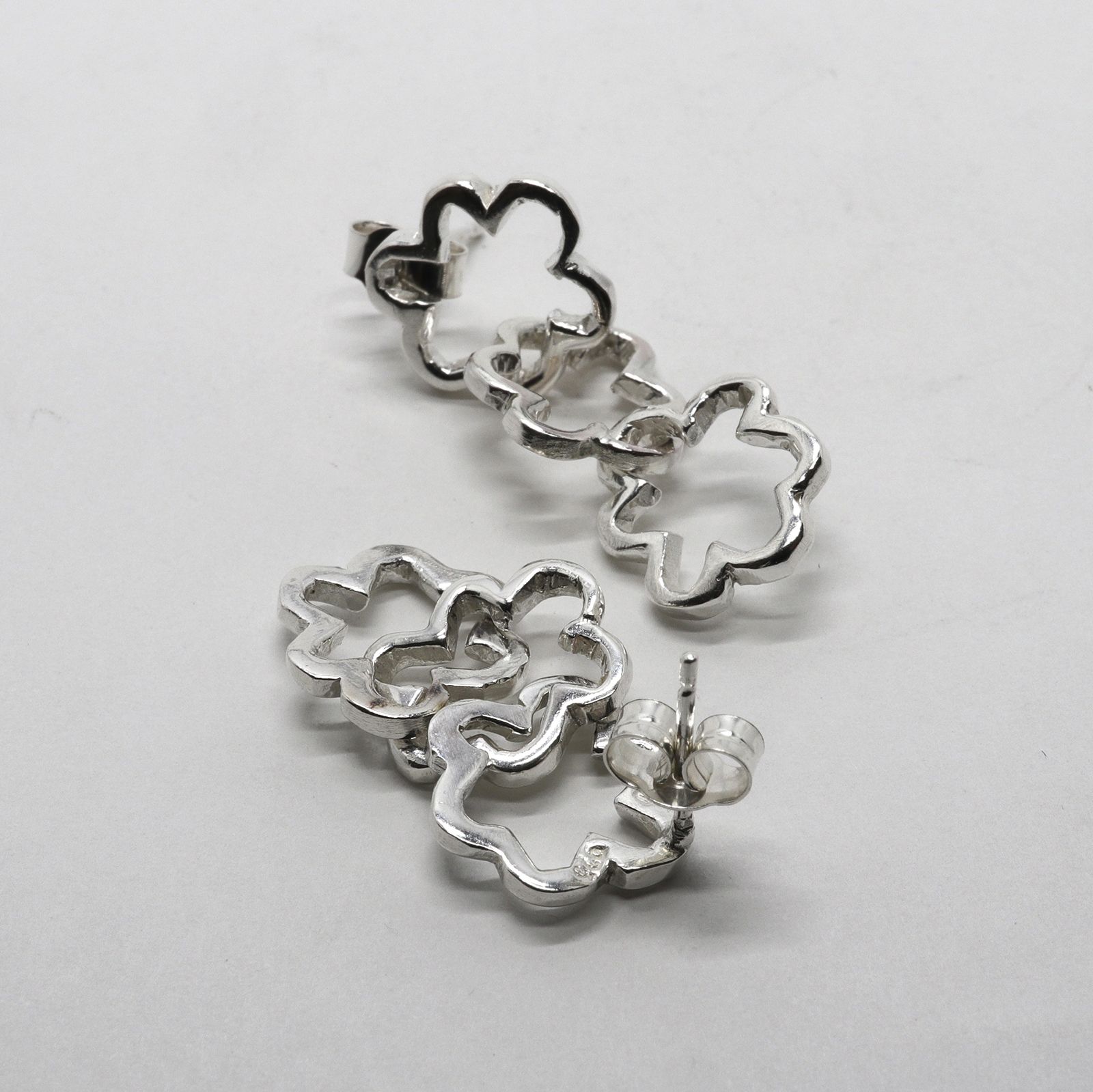 「Flower Chain Stud Earrings」ピアス
