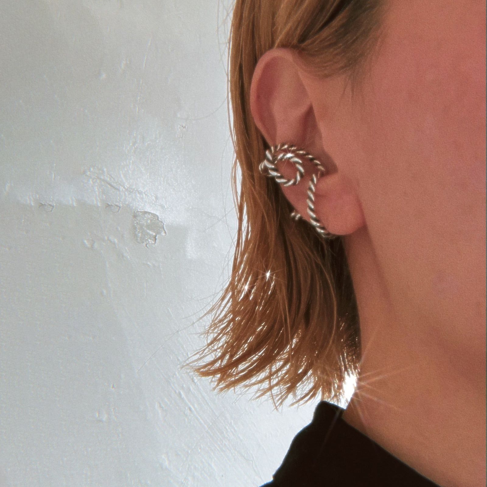 「ROPING MOBIUS EARCUFF」イヤーカフ
