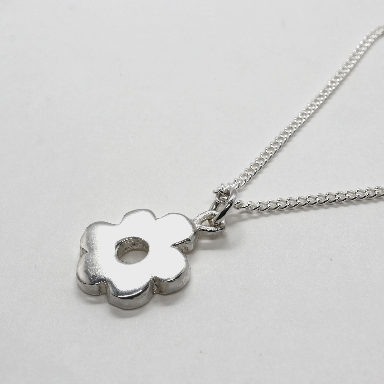 「Wonky Flower Charm Necklace」ネックレス