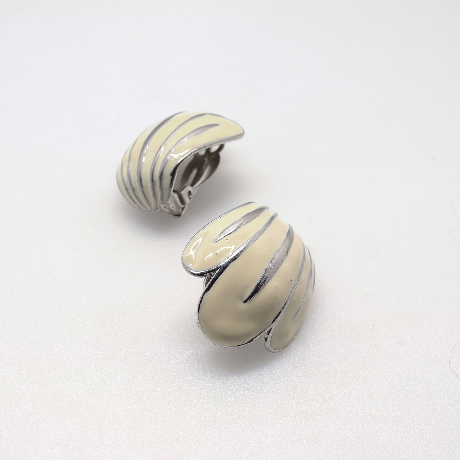 「エナメルリリー」イヤリング フランス ORENA paris