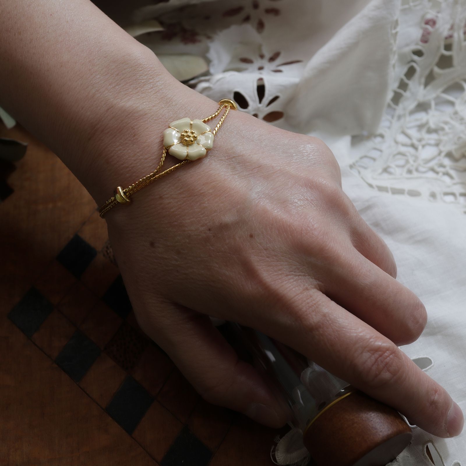 「エナメルフローラル white」ブレスレット ヨーロッパ Goldette デッドストック