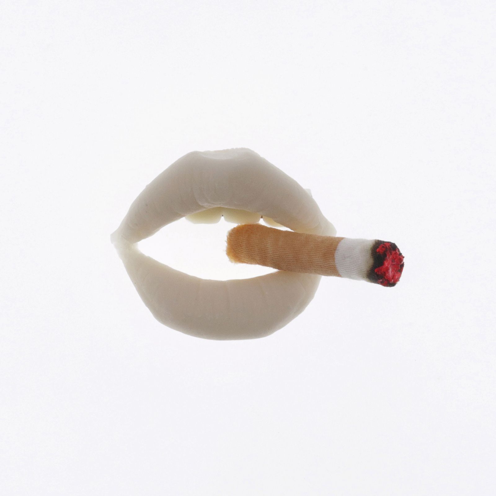 「LIPタバコ」ブローチ