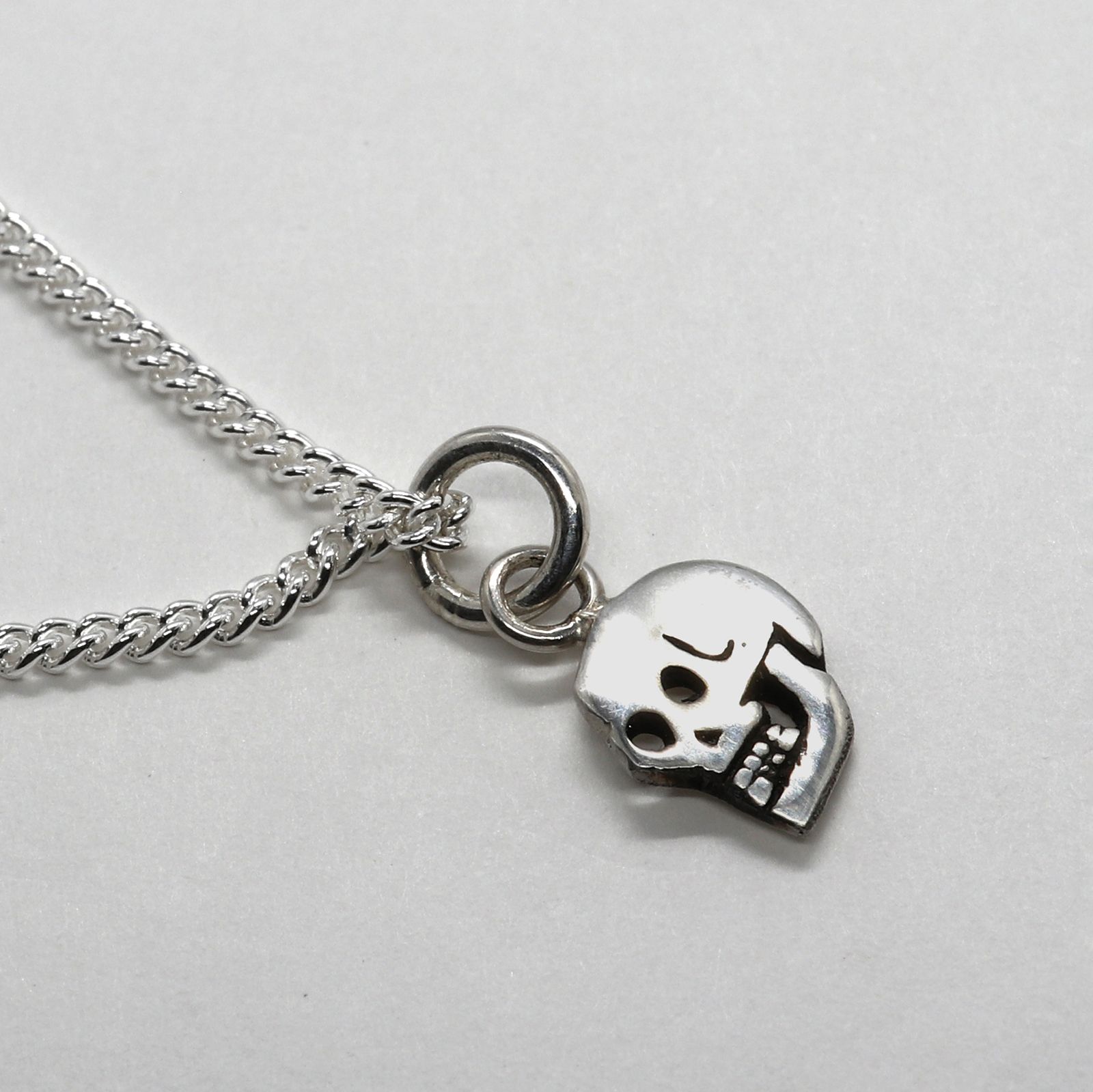 「Teeny Tiny Nutter Skull Necklace」ネックレス