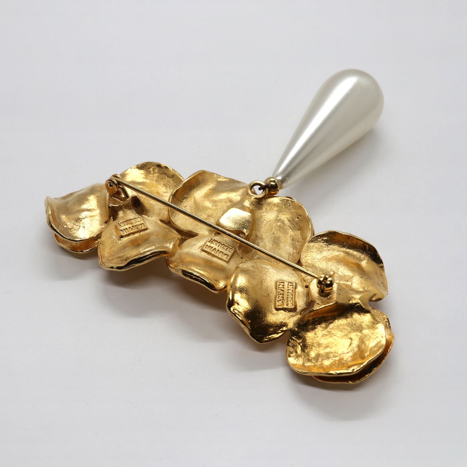 「トリプルフラワードロップパール」ブローチ ドイツ LANVIN