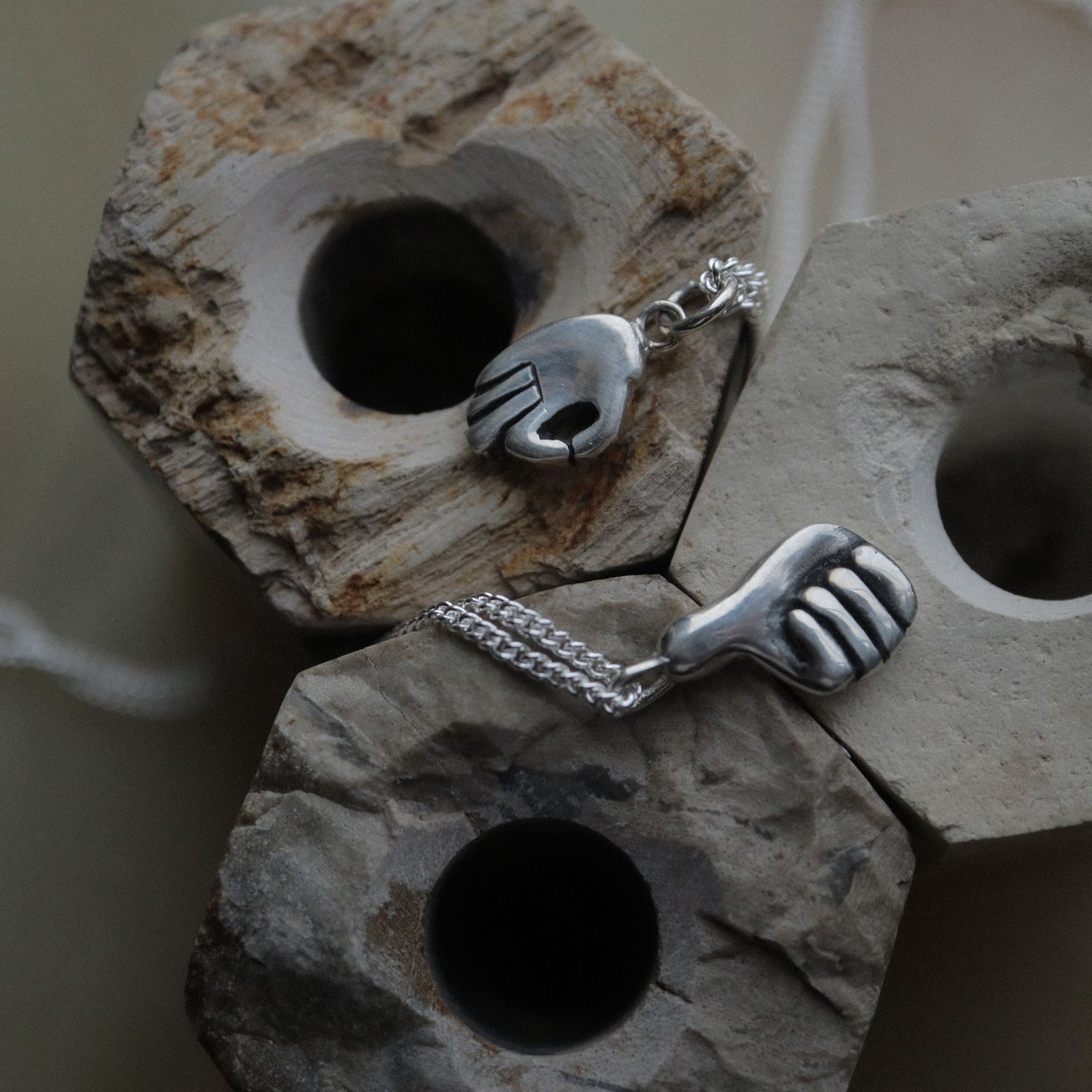 「Thumbs Up Necklace」ネックレス