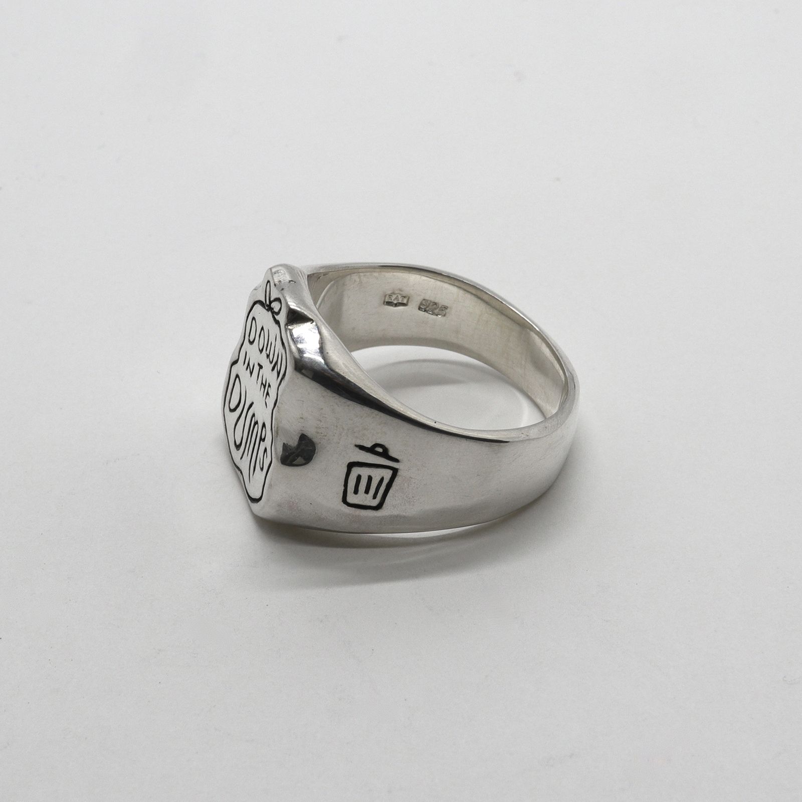 「Down in the Dumps Ring」リング