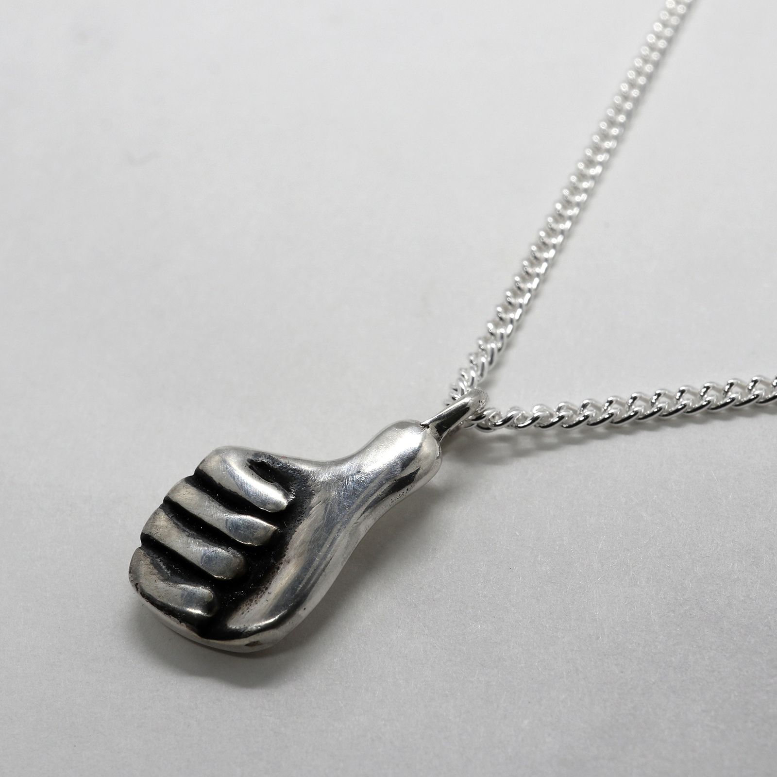 「Thumbs Up Necklace」ネックレス