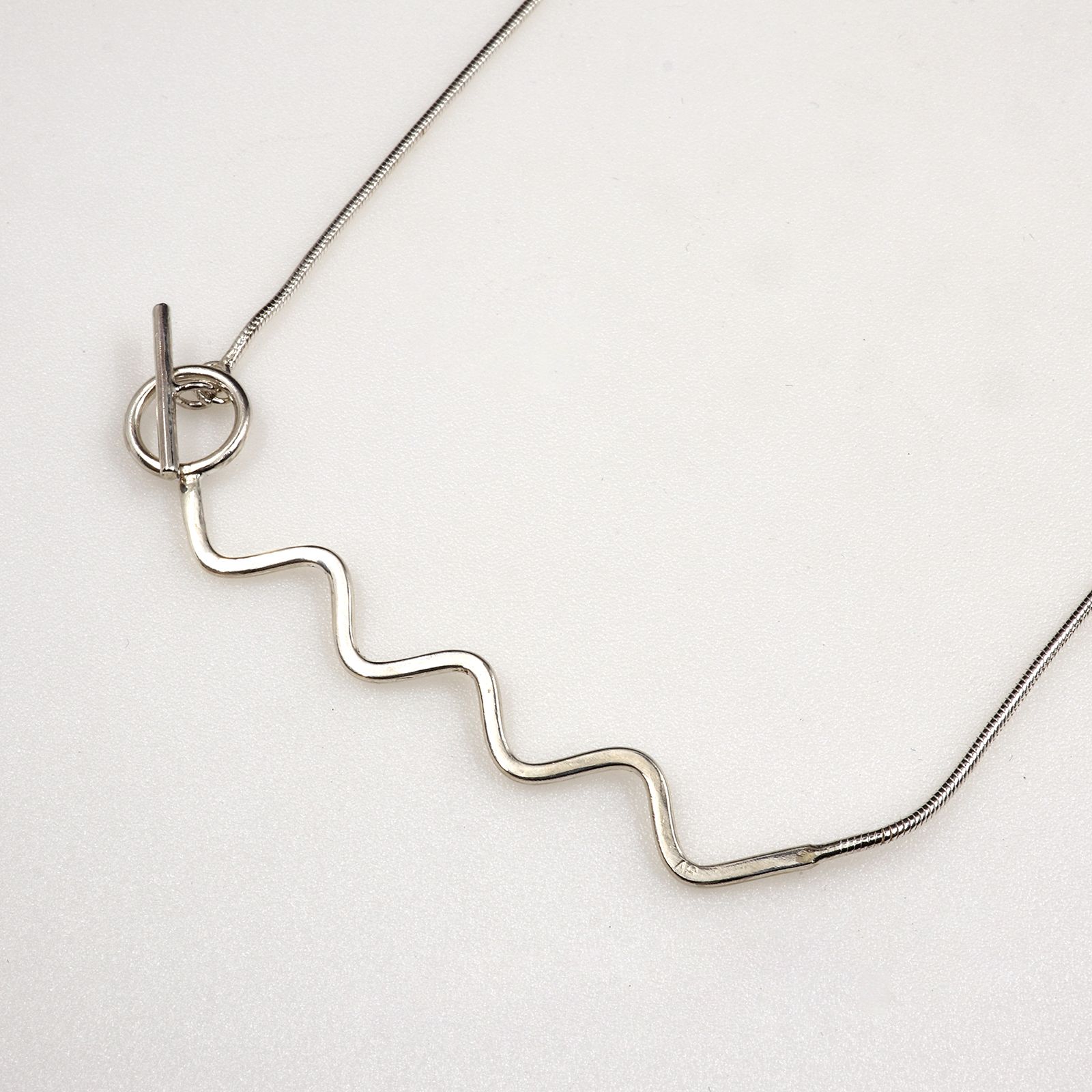 「LINE NECKLACE ZIG SHORT」ネックレス