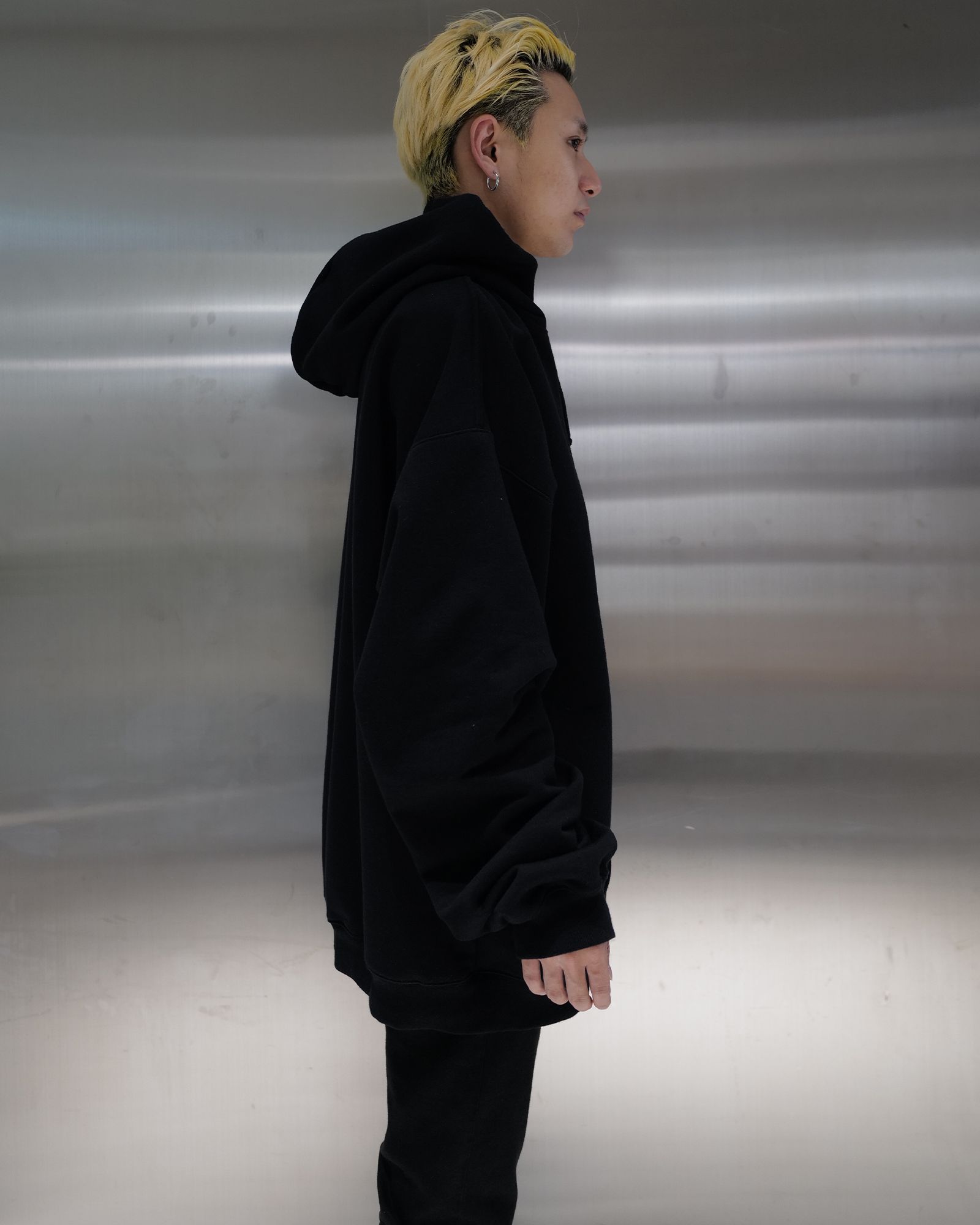 VETEMENTS - X-large logo hoodie (プルオーバーパーカー) Black | Detail