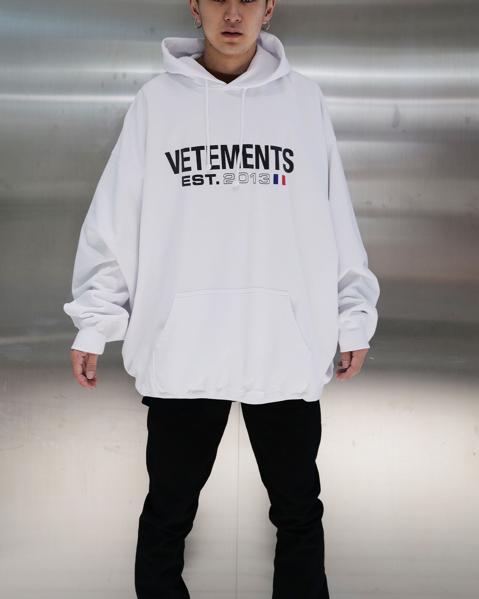 VETEMENTS - ヴェトモン/Flag logo hoodie/プルオーバーパーカー/White ...