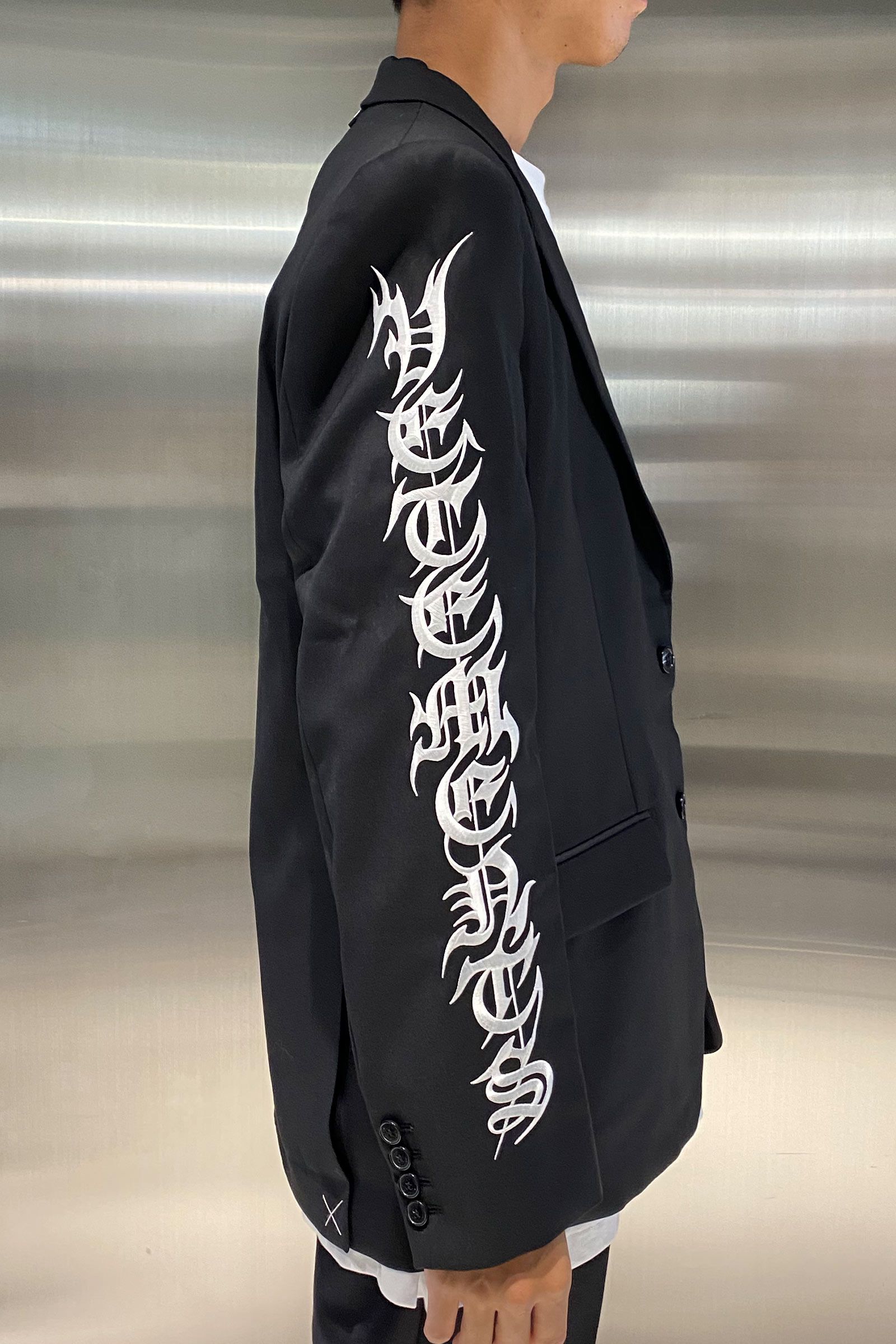 VETEMENTS - ヴェトモン/Gothic logo embroidered jacket/テーラード 