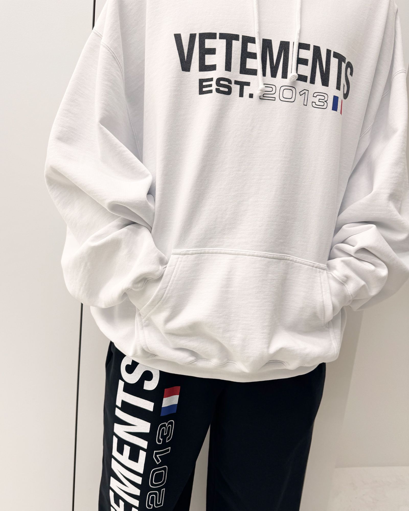 VETEMENTS - ヴェトモン/Flag logo hoodie/プルオーバーパーカー/White ...