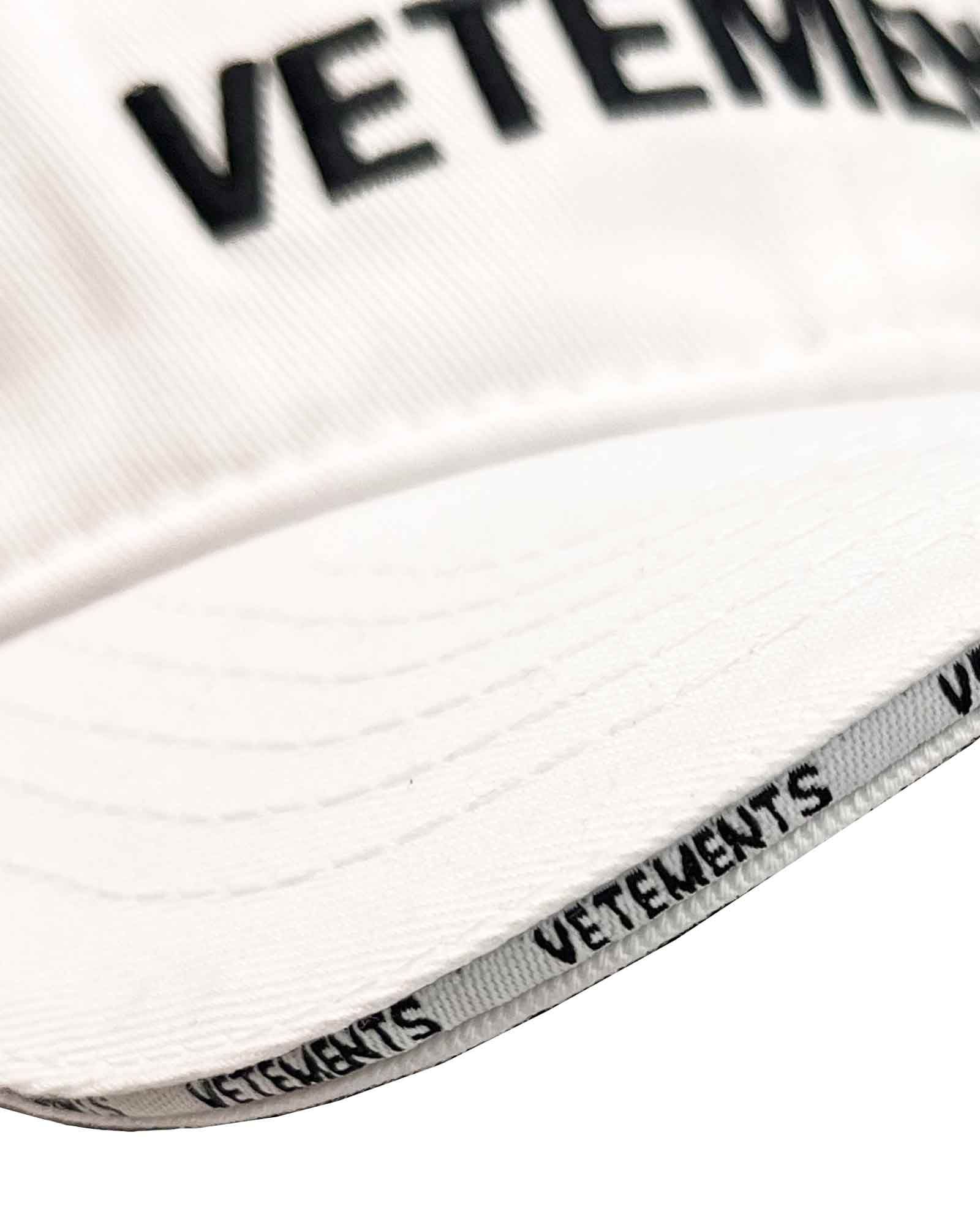 VETEMENTS - Iconic logo cap (ロゴキャップ) White | Detail