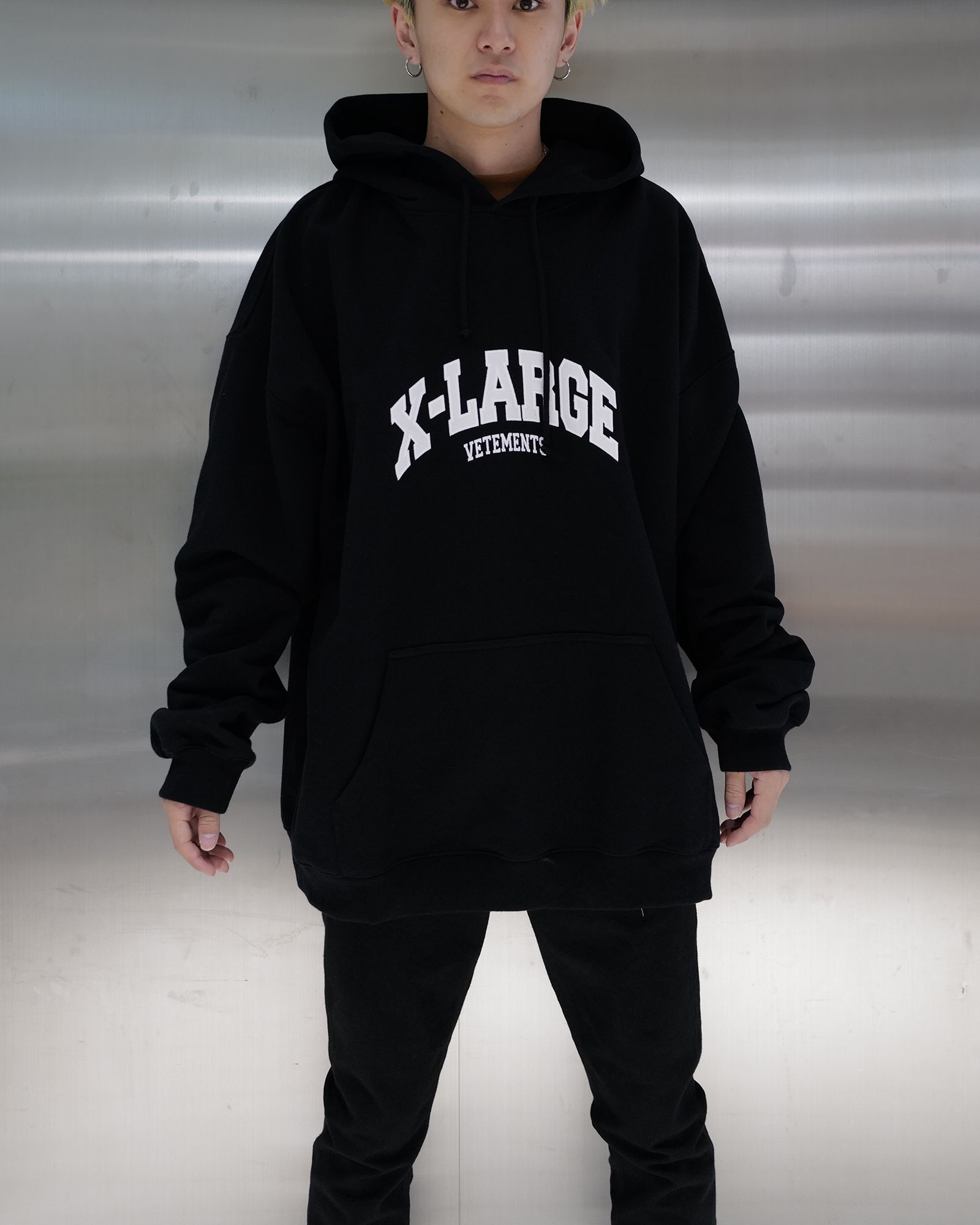 VETEMENTS - X-large logo hoodie (プルオーバーパーカー) Black | Detail