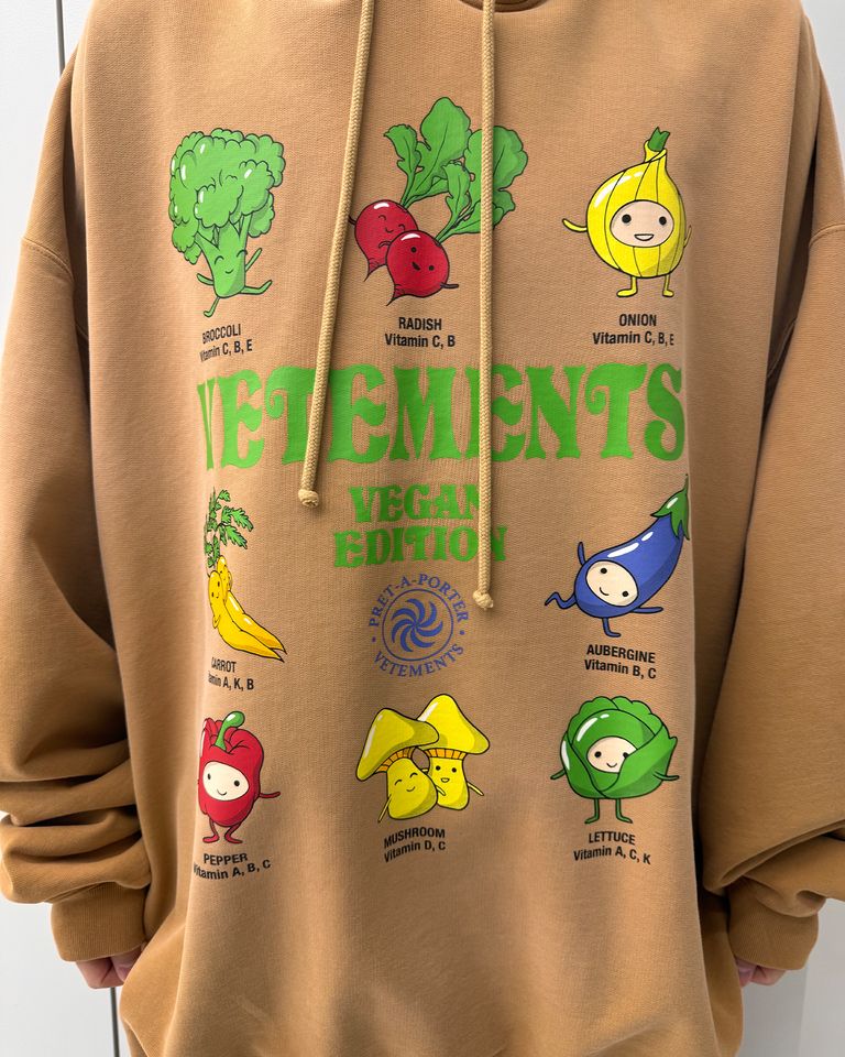 VETEMENTS - VEGAN LOGO HOODIE/UE54HD360E/プルオーバーパーカー 