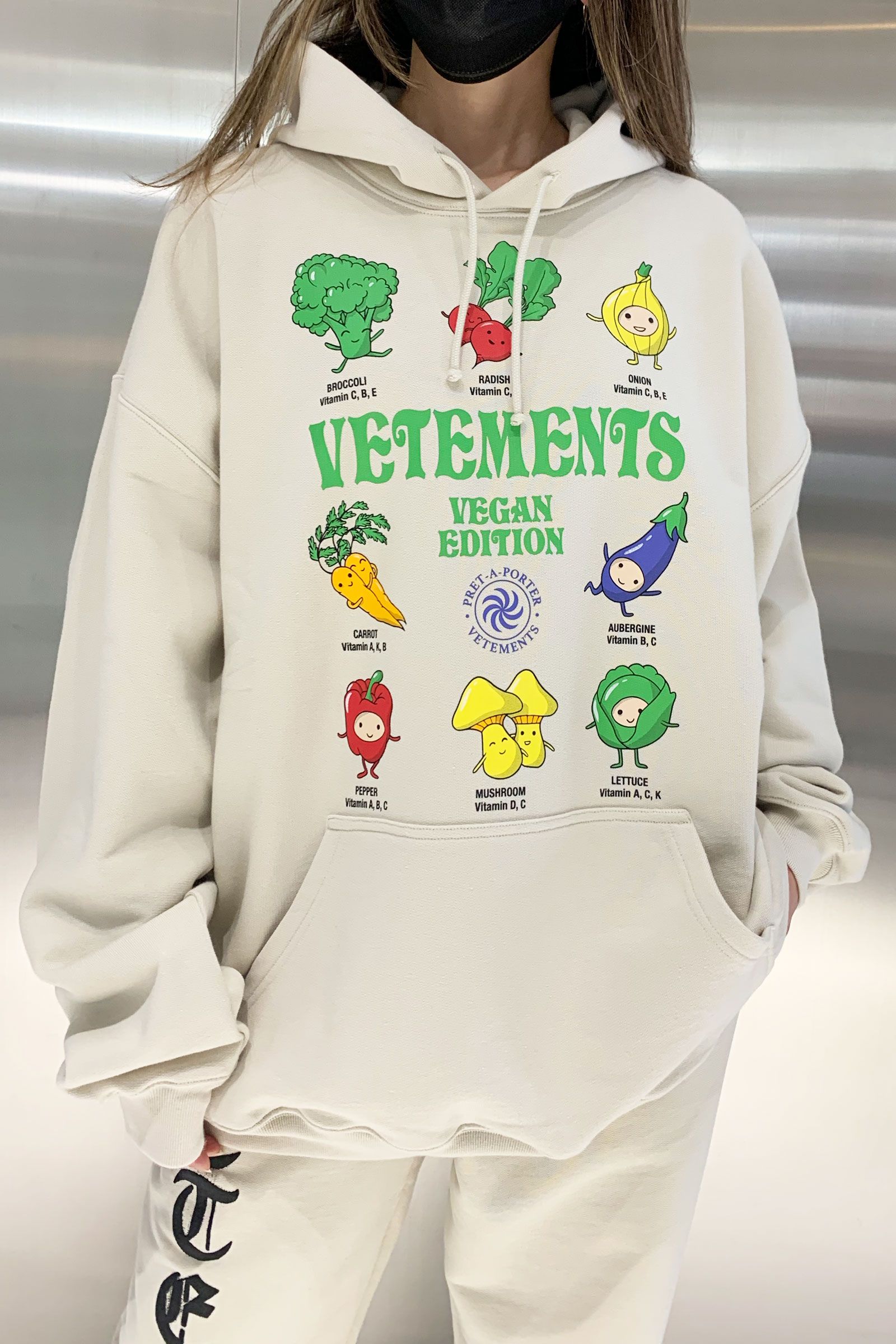 れています♫ vetements vegetable ブラック パーカー の通販 by