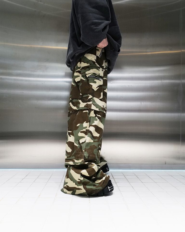 VETEMENTS - CAMO BIG SHAPE TRANSFORMER PANTS/UA53PA900C 
