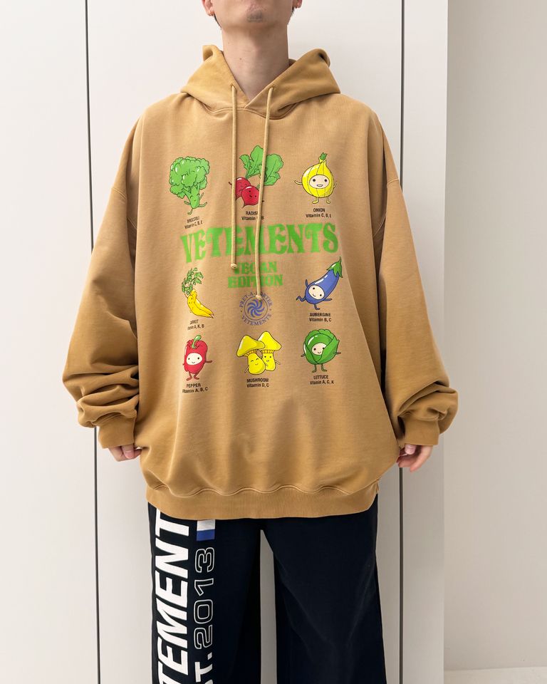 VETEMENTS - VEGAN LOGO HOODIE/UE54HD360E/プルオーバーパーカー  