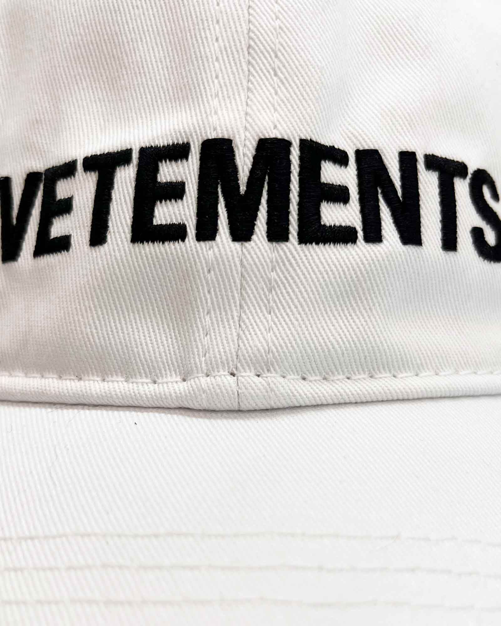 VETEMENTS - Iconic logo cap (ロゴキャップ) White | Detail