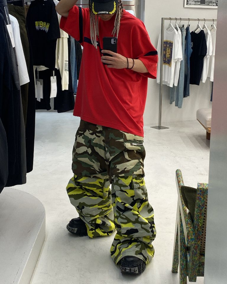 VETEMENTS - NEON CAMO BIG SHAPR TRANSFORMER PANTS/UA53PA750Y 