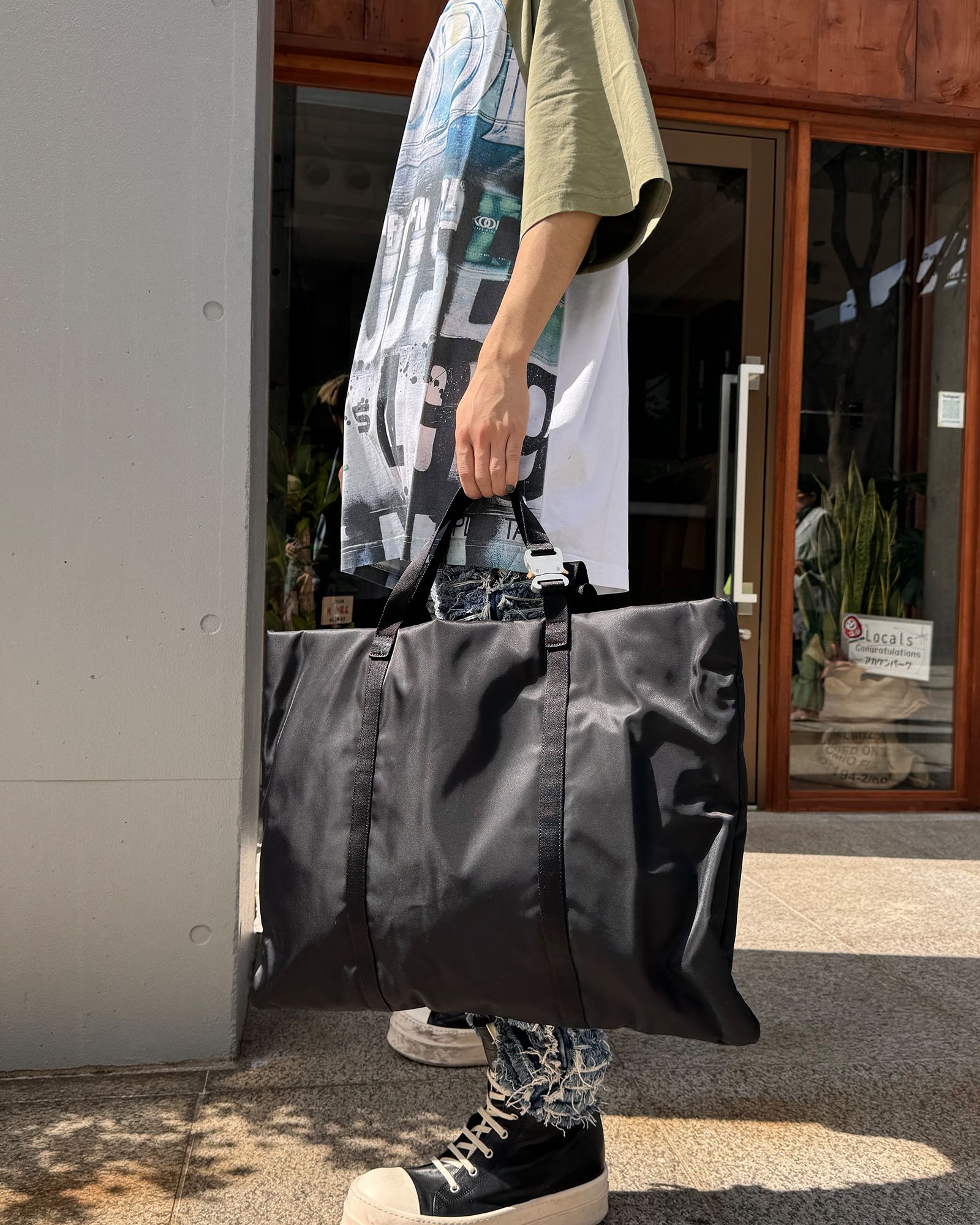 1017 ALYX 9SM - Big puffer tote (トートバック) Black | Detail