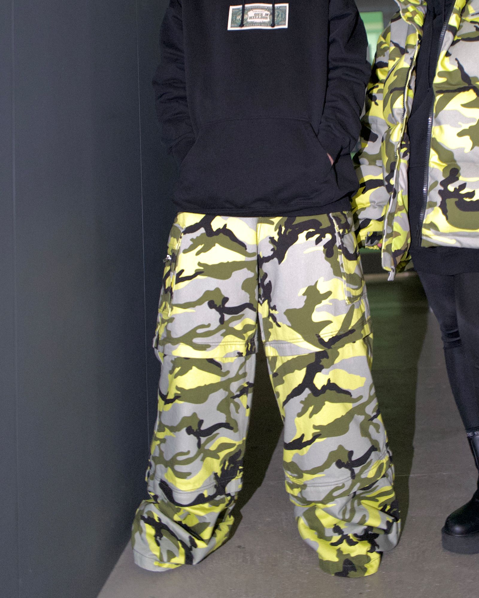 VETEMENTS - ヴェトモン/Neon camo big shape transformer pants