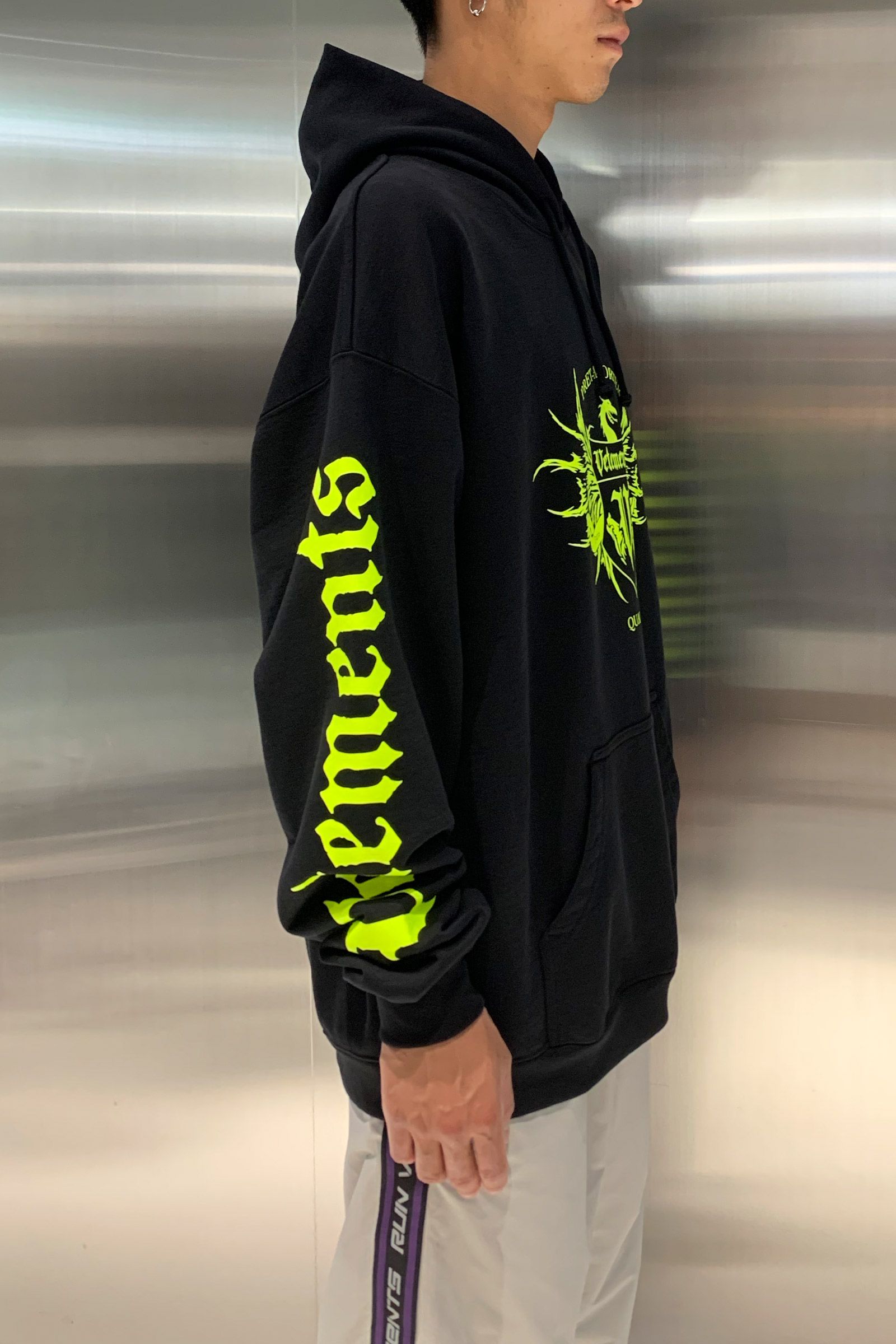 VETEMENTS - ''BLACK LABEL'' Logo Hoodie | Detail