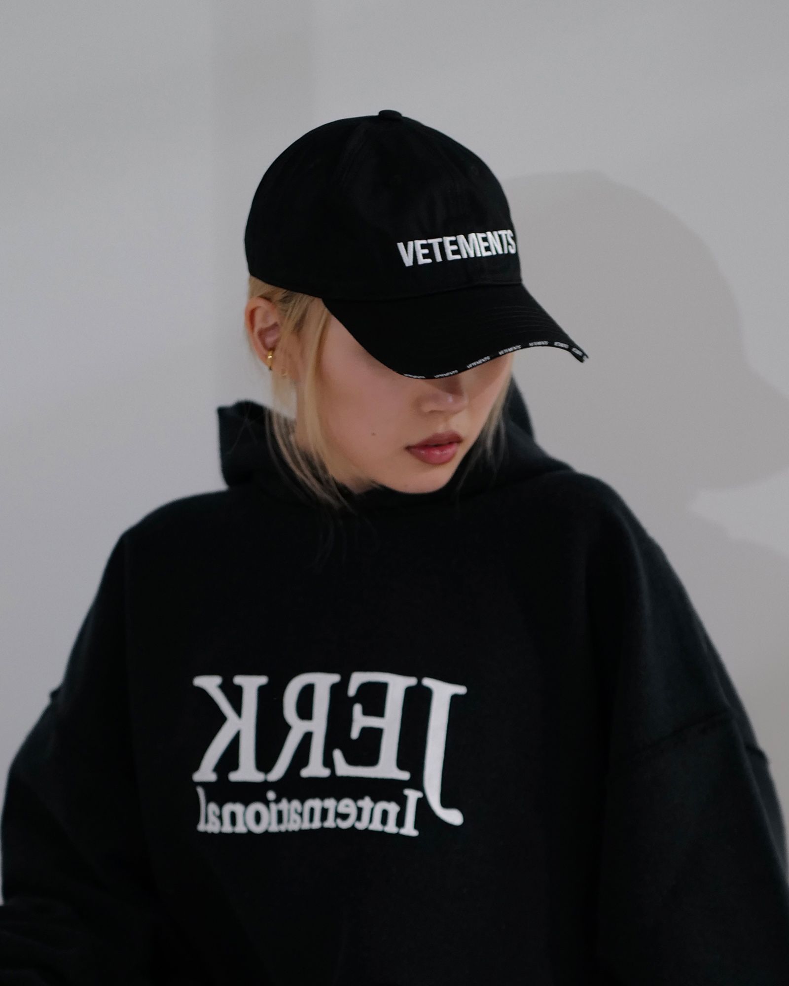 VETEMENTS - DESTROYED JERK hoodie | Detail