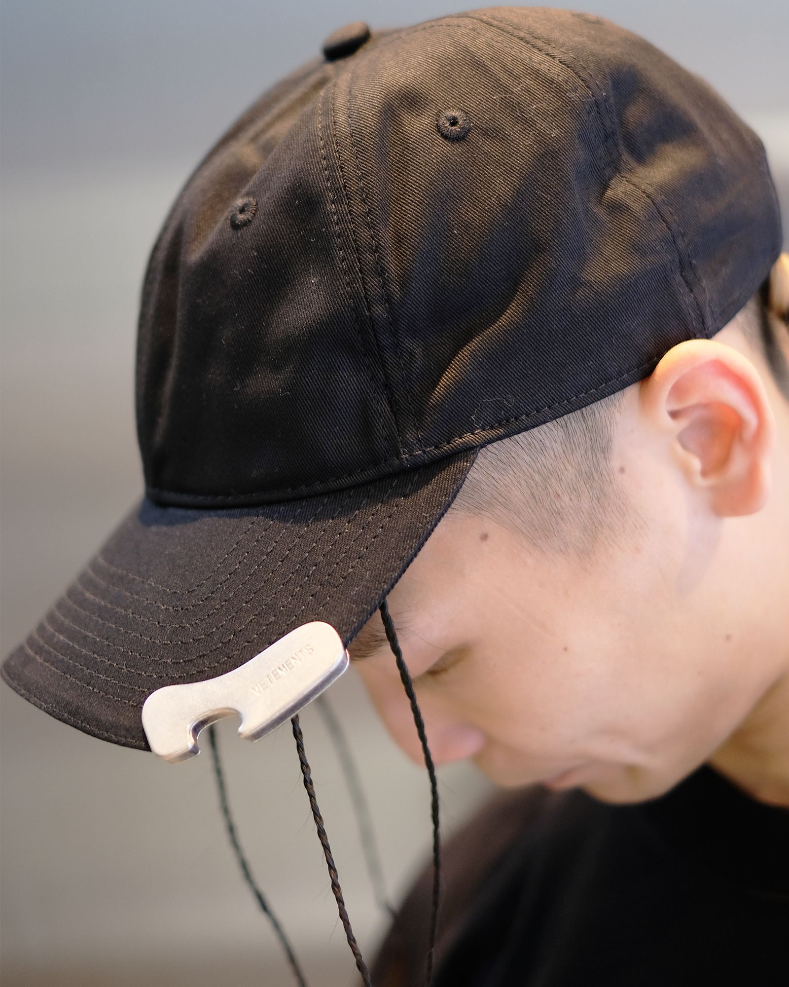 VETEMENTS - BOTTLE OPENER CAP/UA65CA140B/キャップ/BLACK / SILVER | Detail