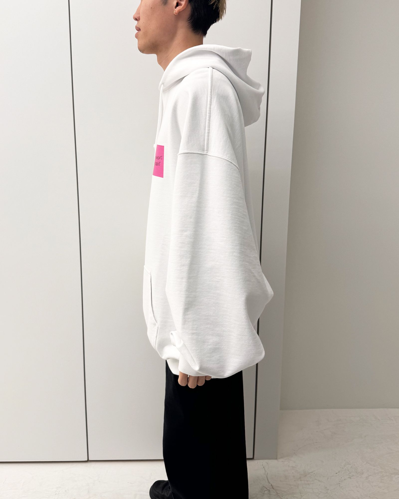 ヴェトモン/Sticker logo hoodie/プルオーバーパーカー/White - S