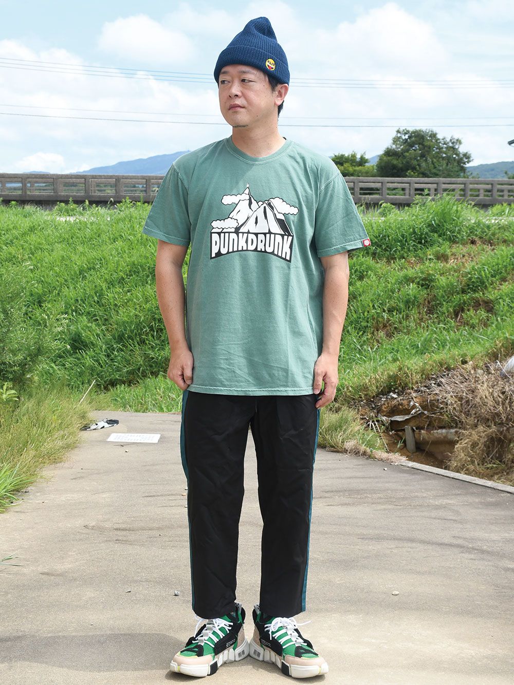 山脈の上にヤギTEE
