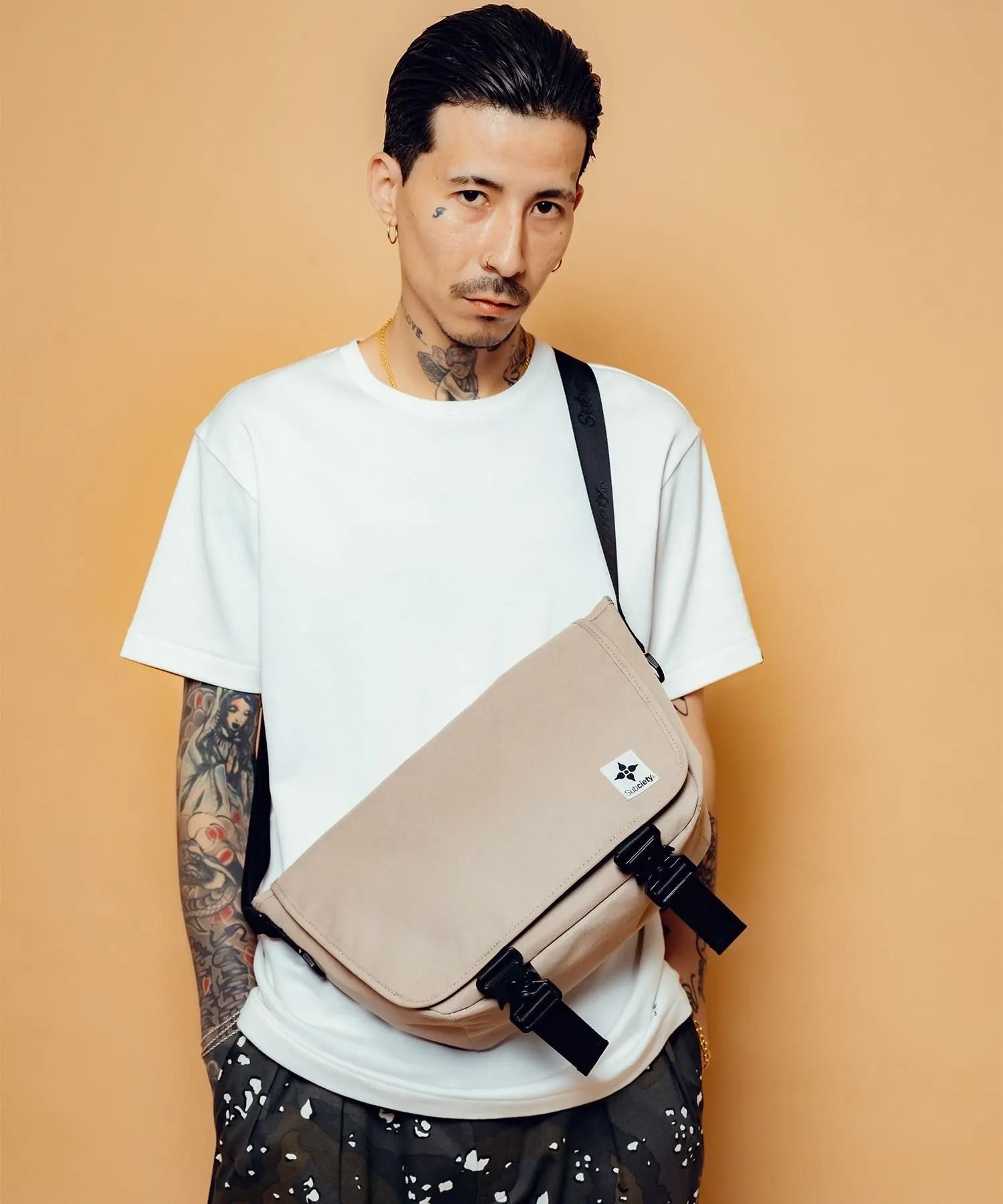 Metal buckle shoulder bag