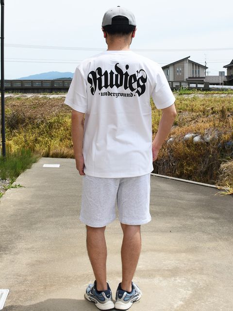 これでもかと特大サイズでプリントされたSTABロゴが抜群の存在感！