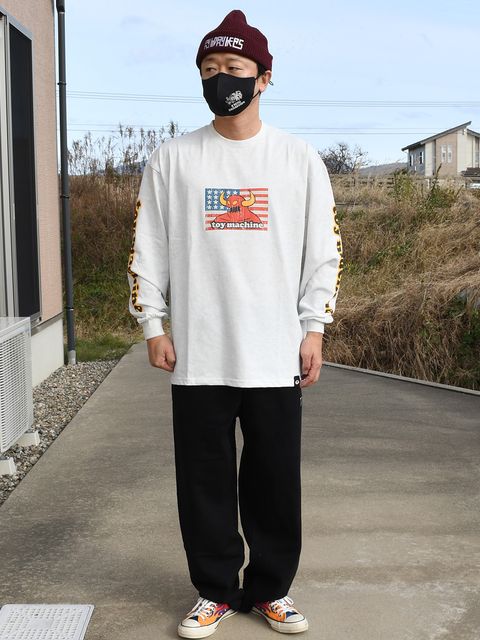 ボディのカラーといい、掠れプリントといい、 レトロな空気感でいい味出しまくりのロングスリーブ。