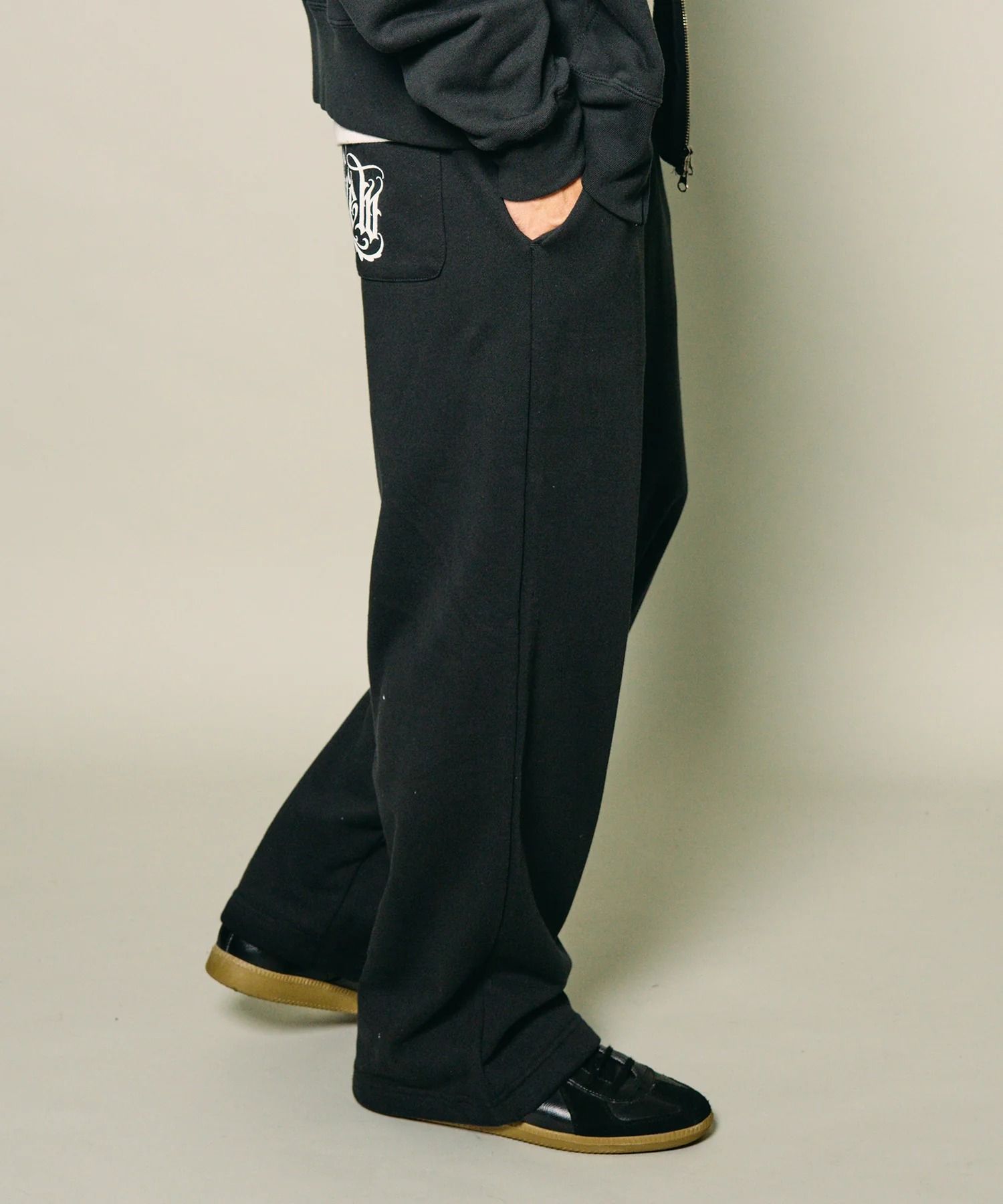 Wide sweatpants