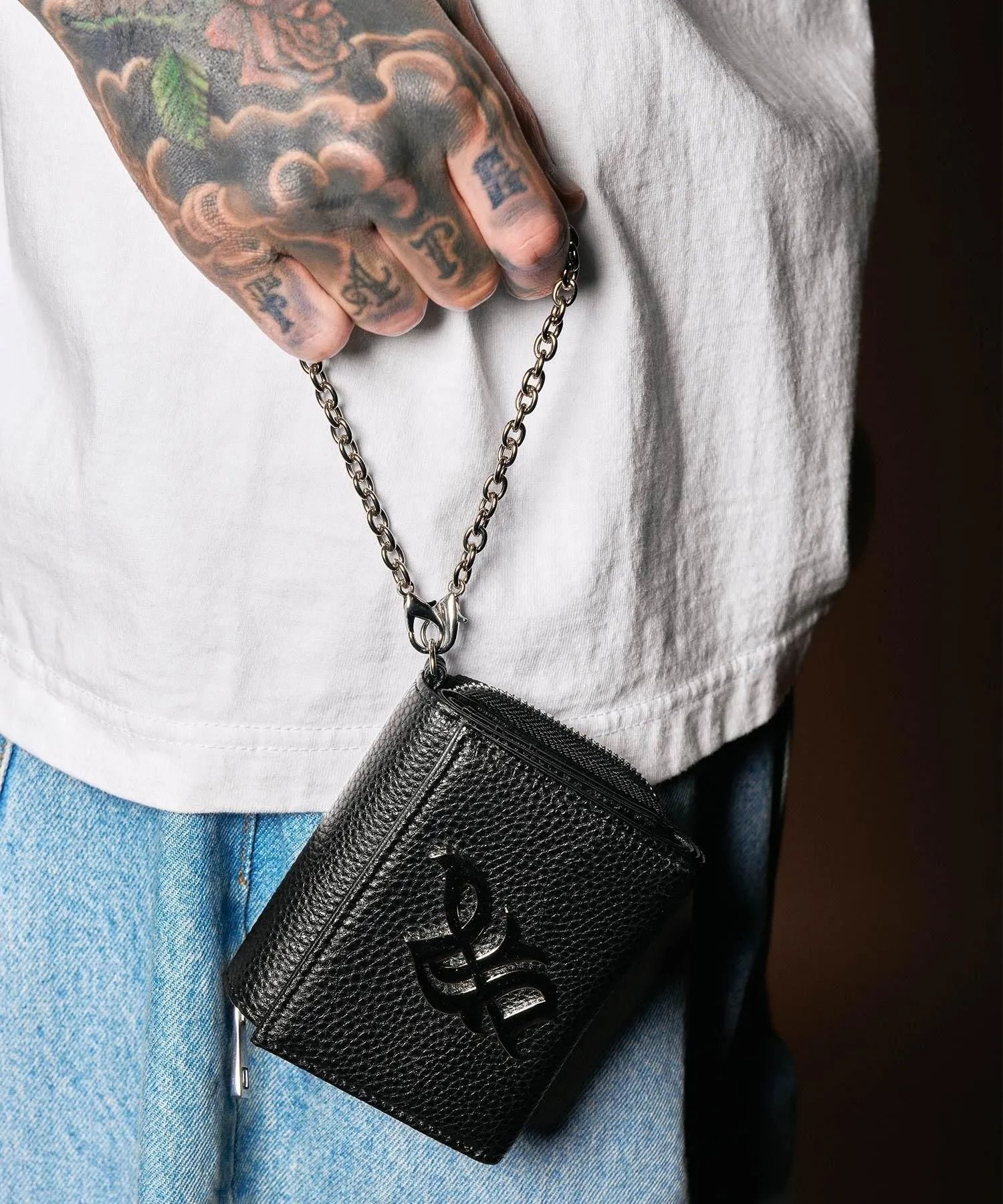 Logo plate leather wallet